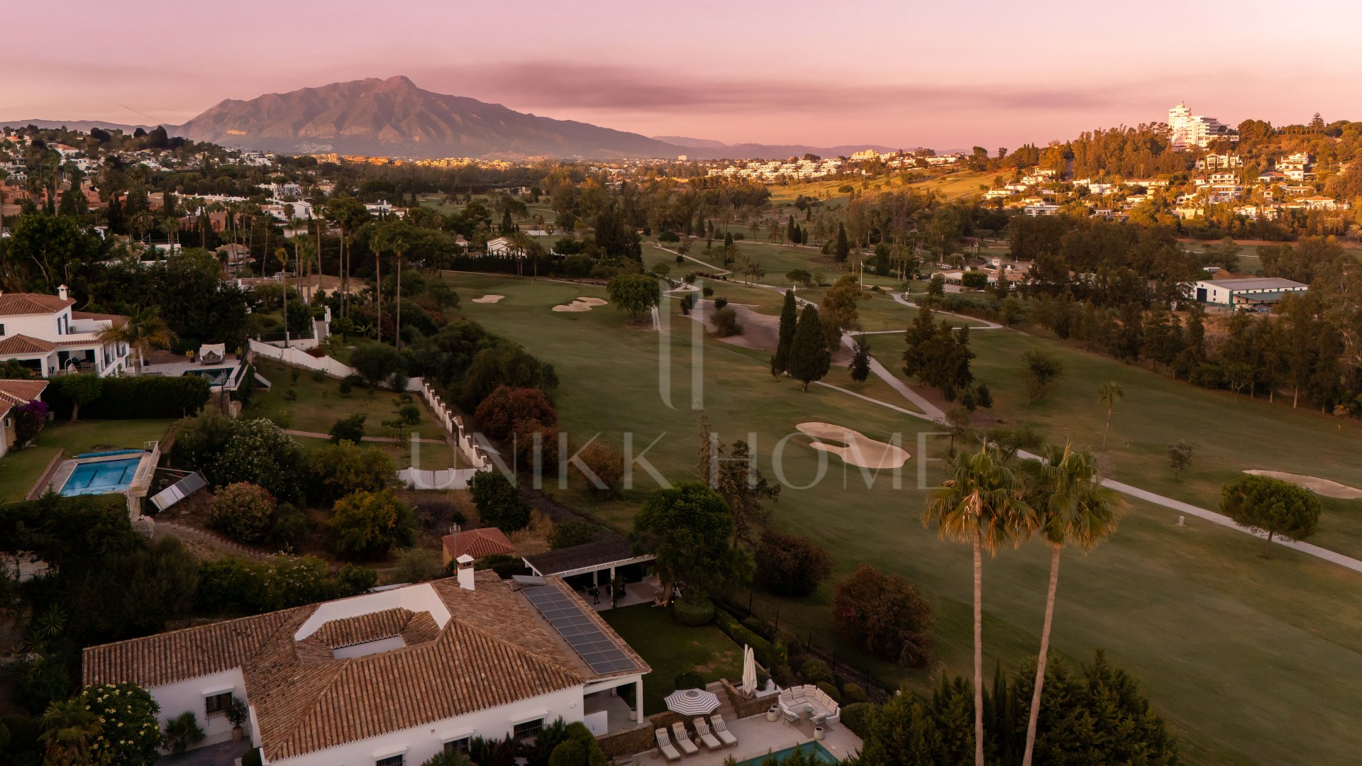 Frontline golf villa in El Paraíso with 4 bedrooms, heated saltwater pool, south-facing plot and mountain views