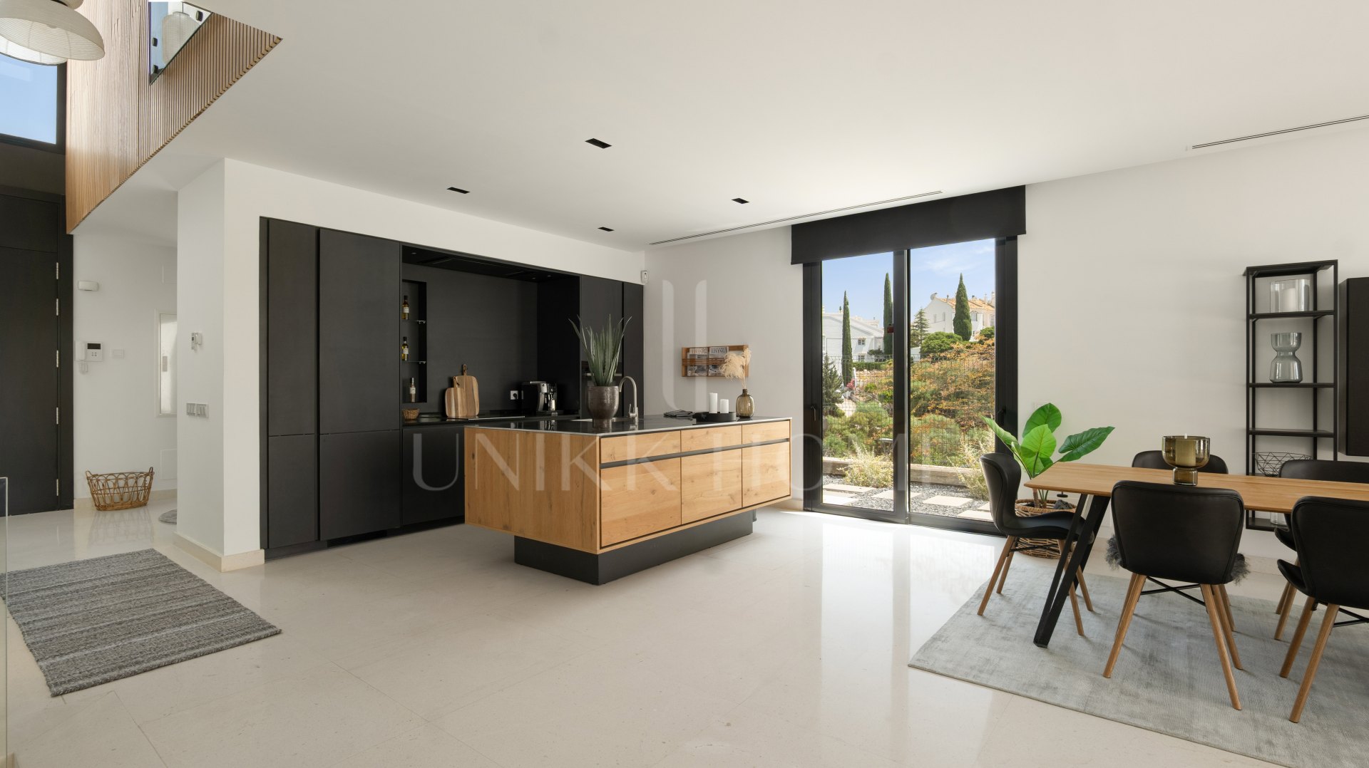 Ubicado en Marbella La zona de Cabopino, famosa por su puerto deportivo, sus playas de arena y los mejores campos de golf, ofrece una combinación perfecta de relax y comodidad costera.