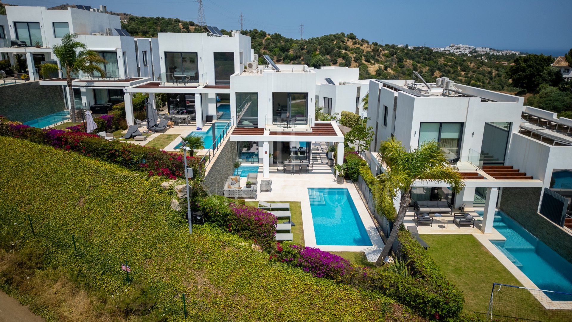 Ubicado en Marbella La zona de Cabopino, famosa por su puerto deportivo, sus playas de arena y los mejores campos de golf, ofrece una combinación perfecta de relax y comodidad costera.