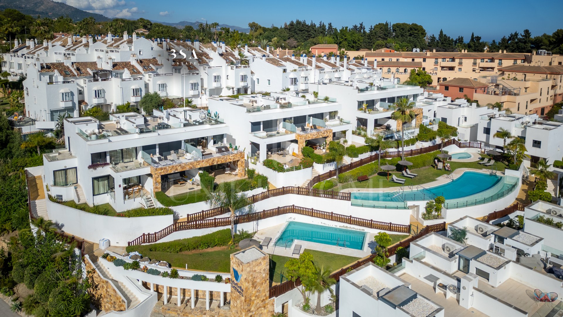 Elegante casa adosada de 3 dormitorios con panorámico Vistas Cerca de Puerto Banús