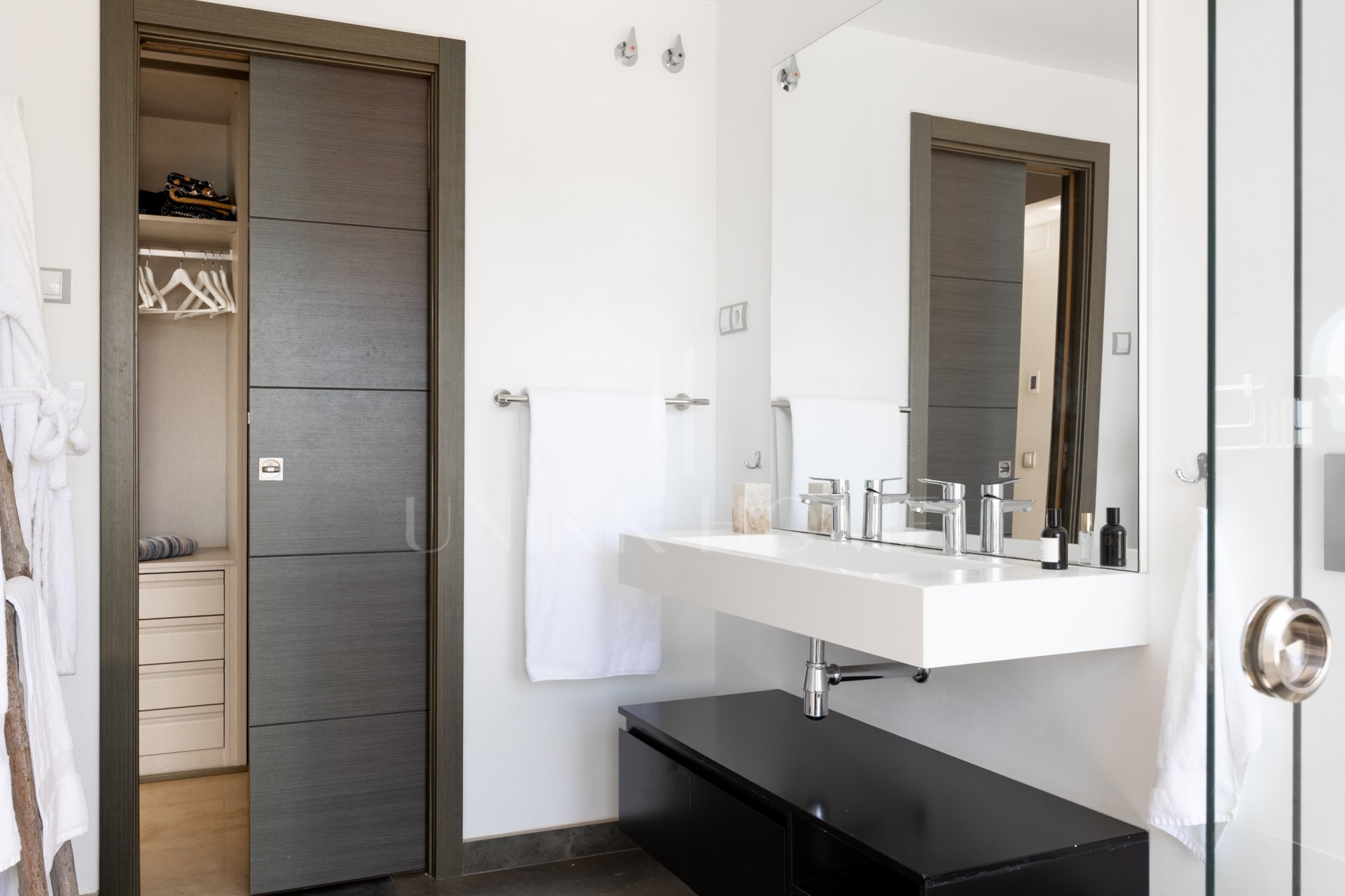 Elegant 3-Bedroom Townhouse with Panoramic Views Near Puerto Banús