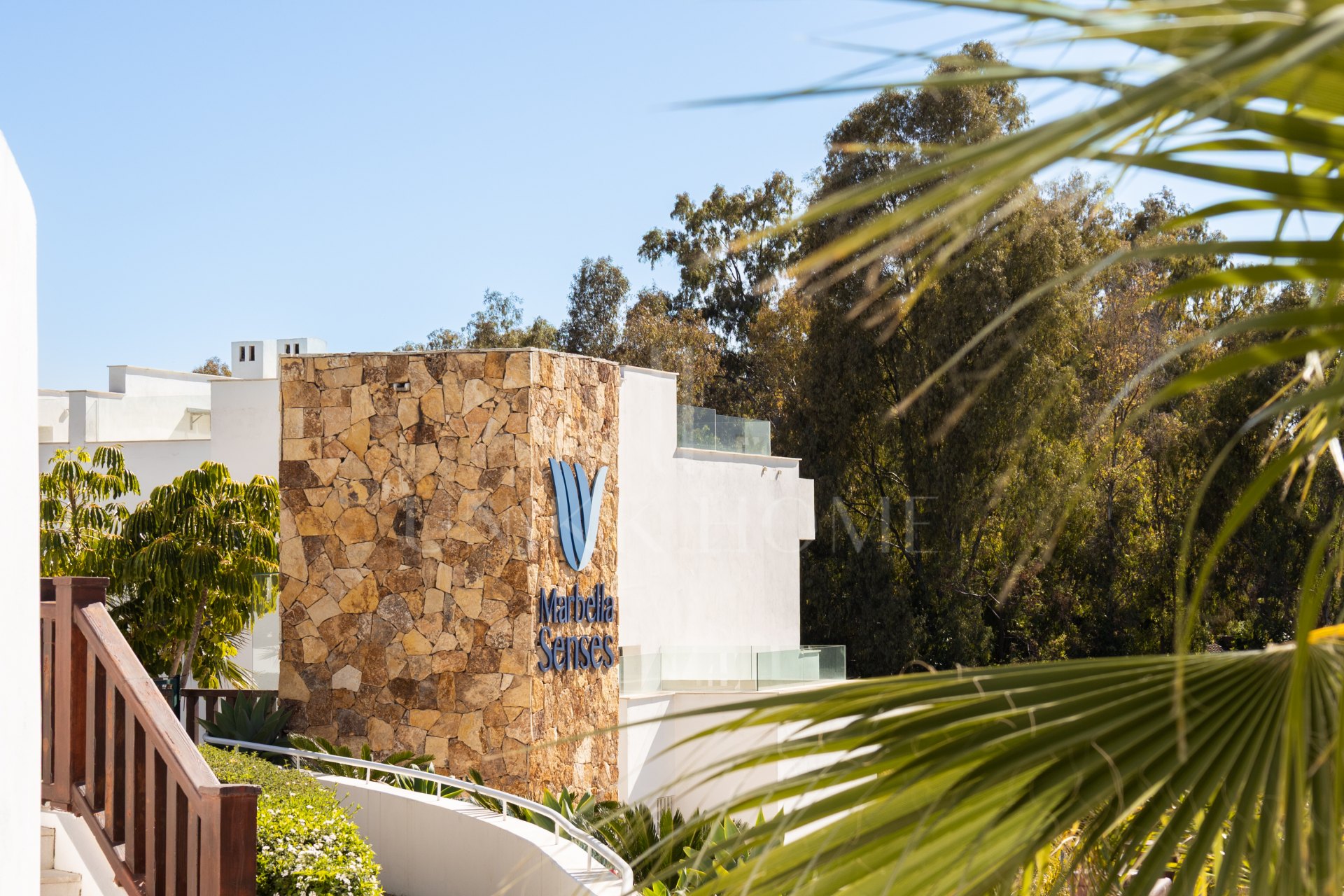 Elegant 3-Bedroom Townhouse with Panoramic Views Near Puerto Banús