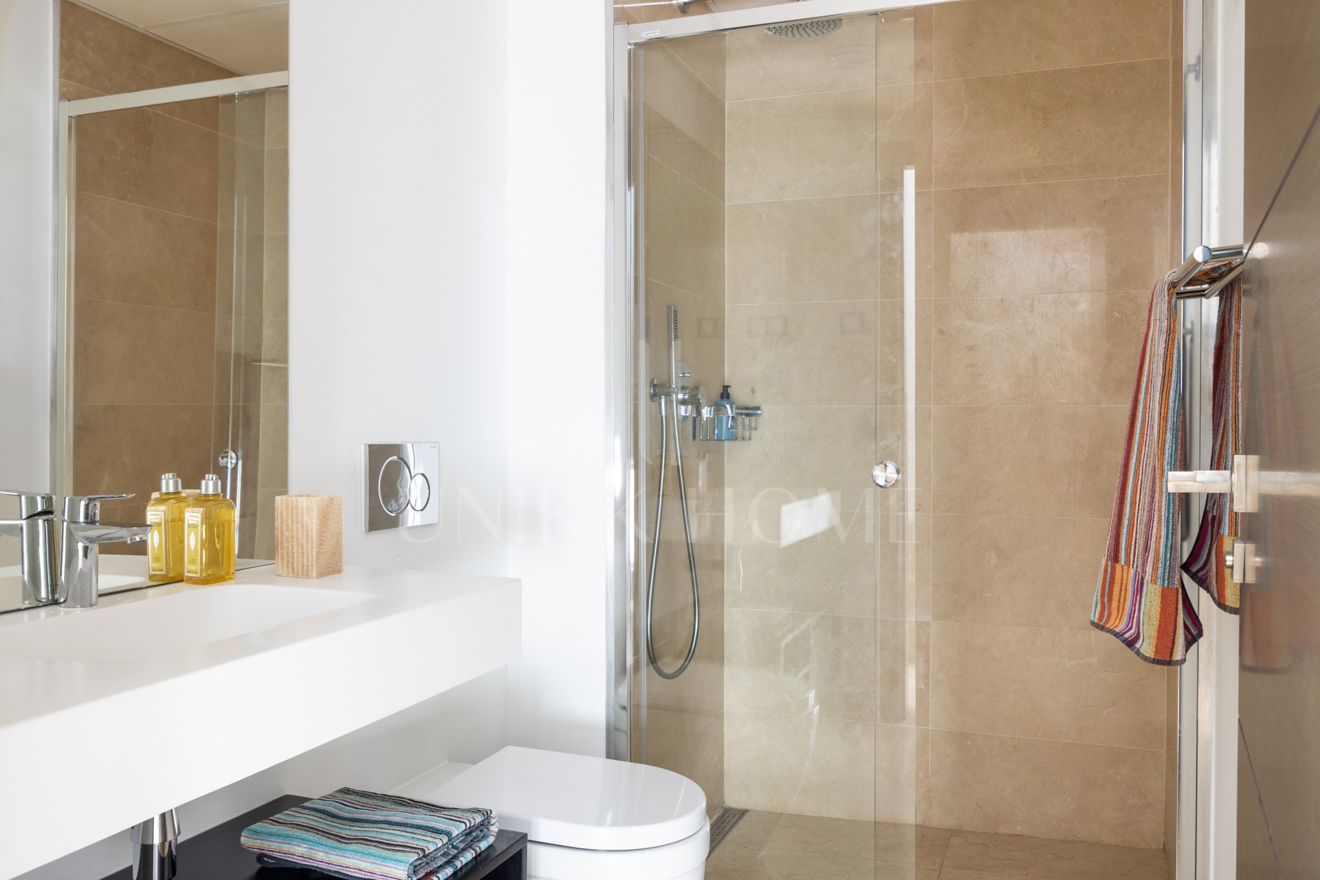 Elegant 3-Bedroom Townhouse with Panoramic Views Near Puerto Banús