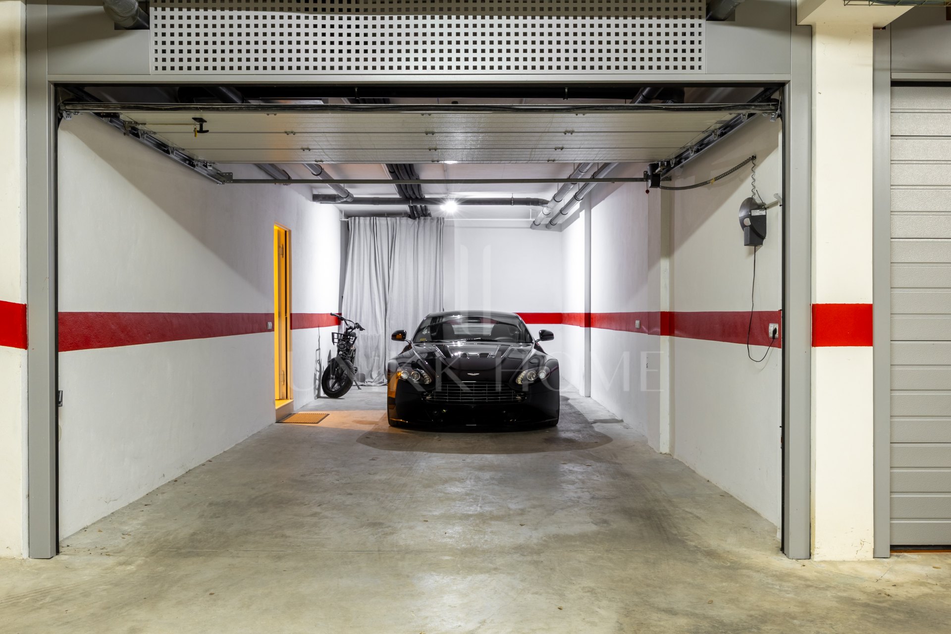 Elegant 3-Bedroom Townhouse with Panoramic Views Near Puerto Banús