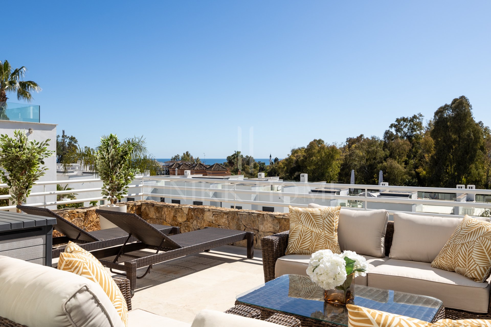 Elegant 3-Bedroom Townhouse with Panoramic Views Near Puerto Banús