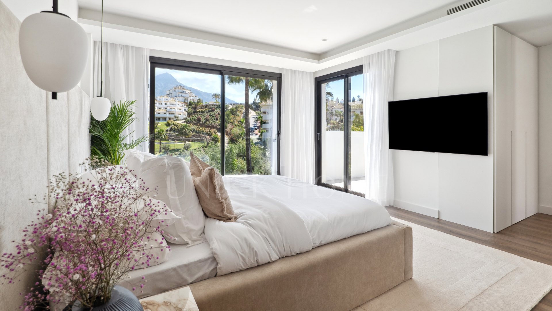 Bienvenido a Villa Lucalle, una obra maestra contemporánea situada en los pintorescos jardines de Los Naranjos Hill Club en La Cerquilla, Nueva Andalucía.