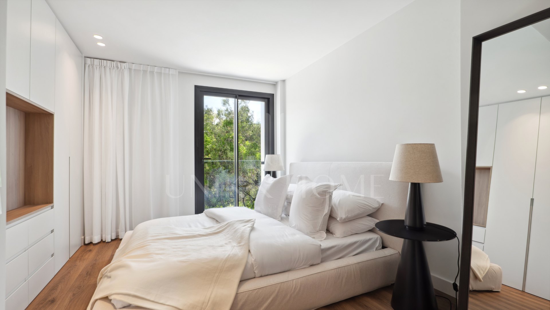 Bienvenido a Villa Lucalle, una obra maestra contemporánea situada en los pintorescos jardines de Los Naranjos Hill Club en La Cerquilla, Nueva Andalucía.