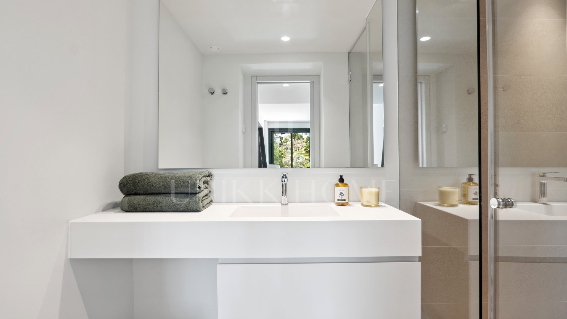 Bienvenido a Villa Lucalle, una obra maestra contemporánea situada en los pintorescos jardines de Los Naranjos Hill Club en La Cerquilla, Nueva Andalucía.