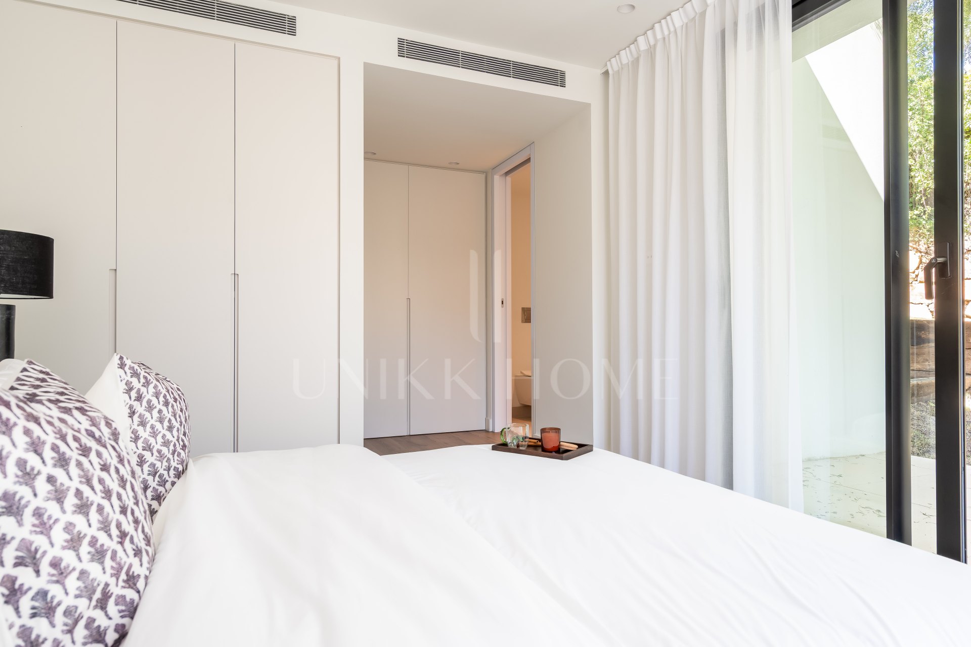Welcome to Villa Lucalle, a contemporary masterpiece located in the picturesque grounds of Los Naranjos Hill Club in La Cerquilla, Nueva Andalucía.