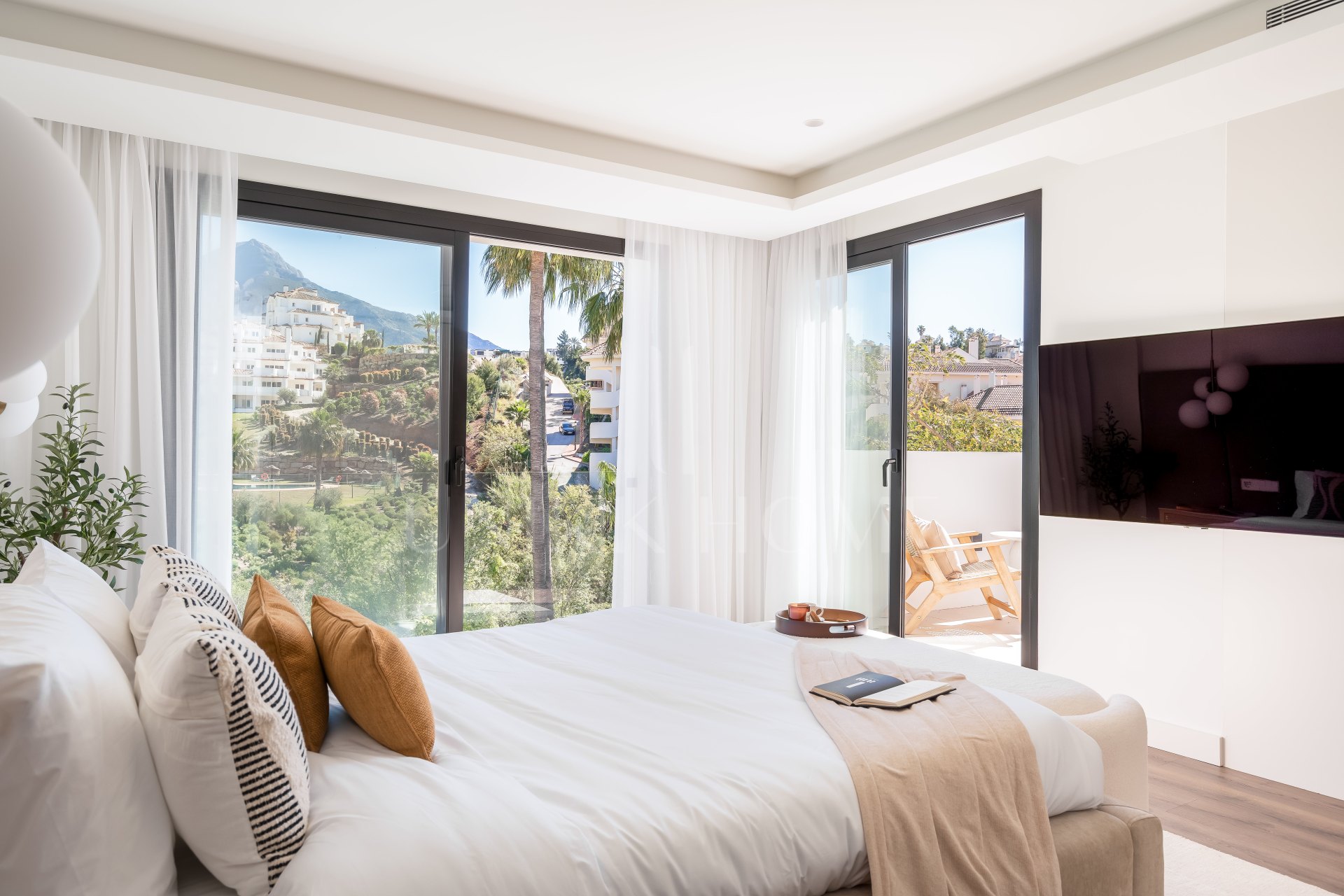 Welcome to Villa Lucalle, a contemporary masterpiece located in the picturesque grounds of Los Naranjos Hill Club in La Cerquilla, Nueva Andalucía.