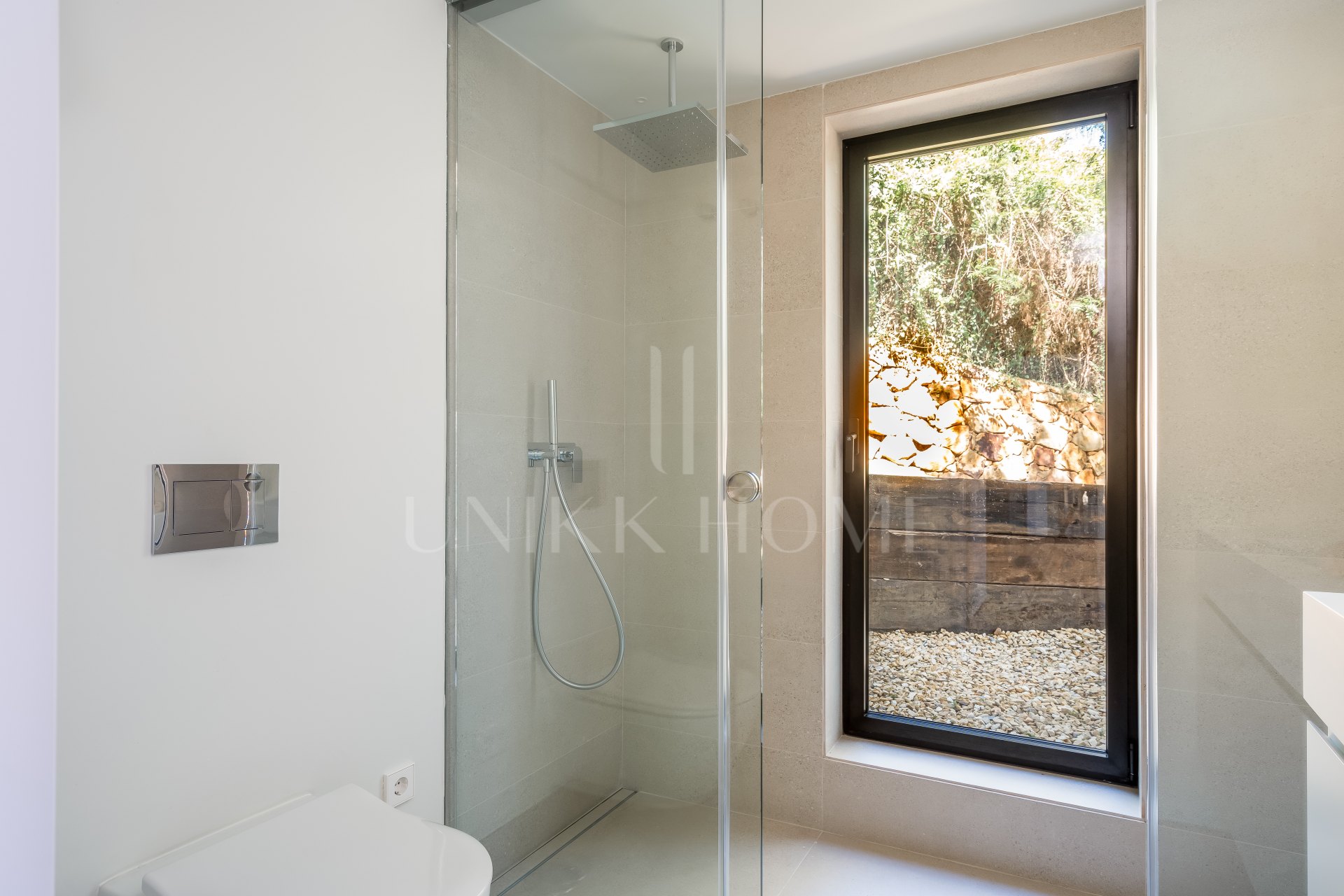 Welcome to Villa Lucalle, a contemporary masterpiece located in the picturesque grounds of Los Naranjos Hill Club in La Cerquilla, Nueva Andalucía.