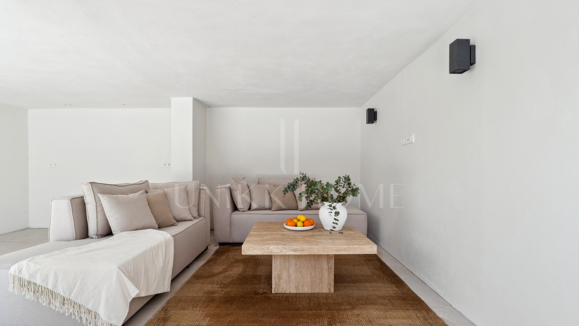 Bienvenido a Villa Lucalle, una obra maestra contemporánea situada en los pintorescos jardines de Los Naranjos Hill Club en La Cerquilla, Nueva Andalucía.