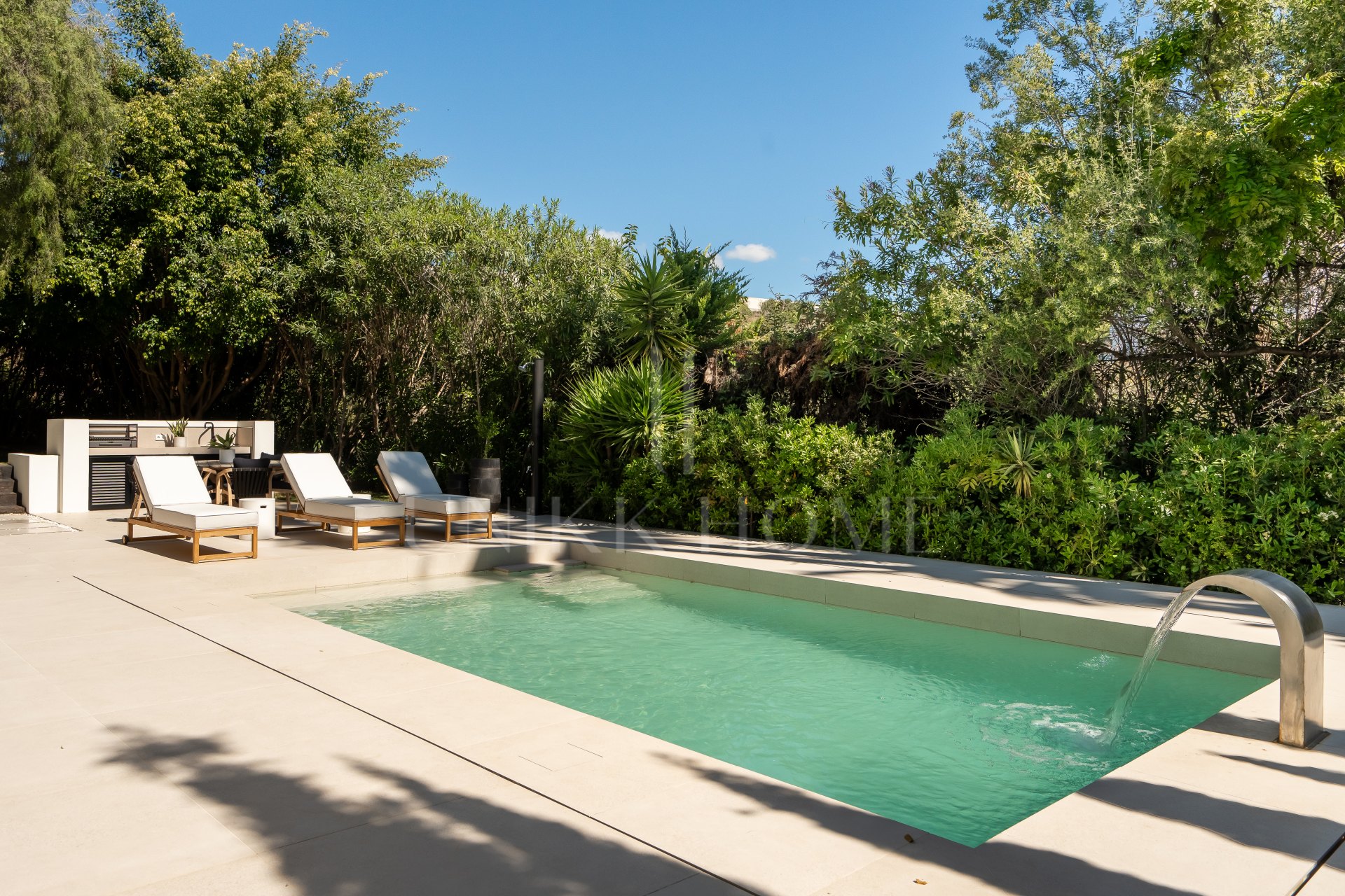 Welcome to Villa Lucalle, a contemporary masterpiece located in the picturesque grounds of Los Naranjos Hill Club in La Cerquilla, Nueva Andalucía.