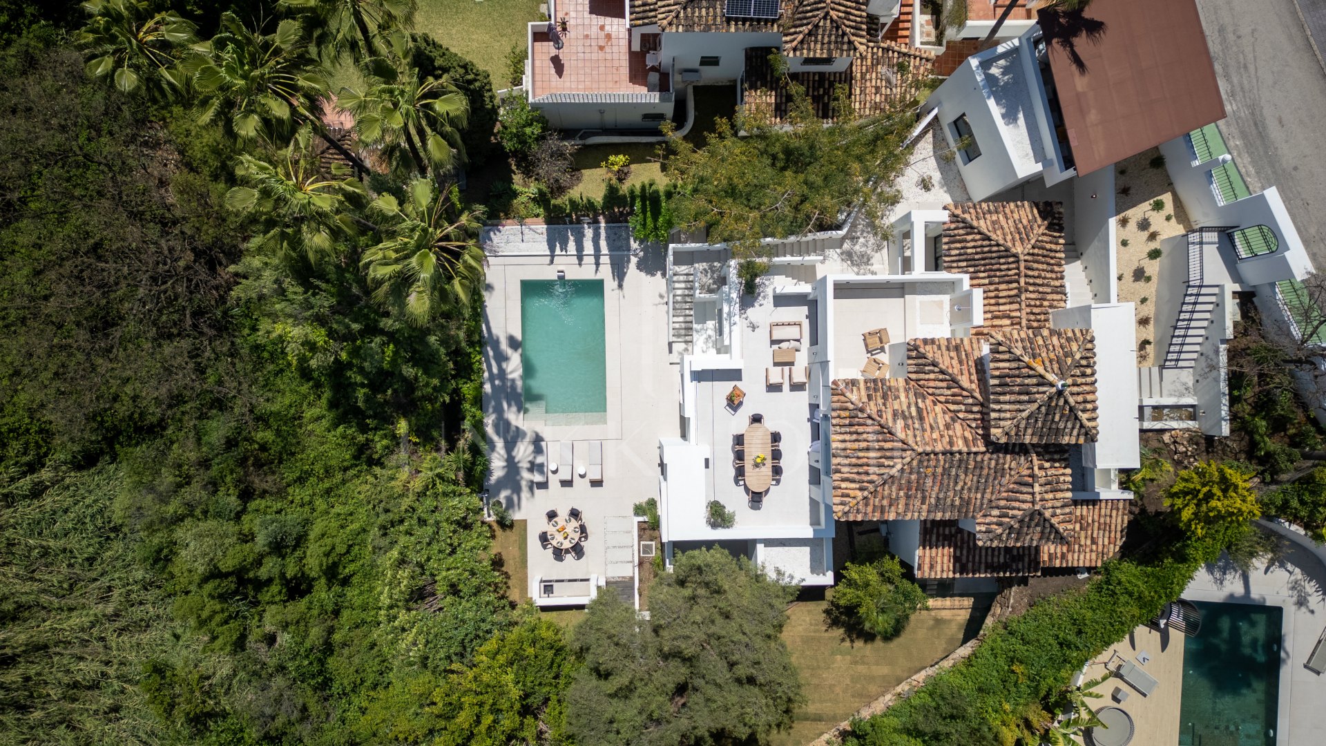 Bienvenido a Villa Lucalle, una obra maestra contemporánea situada en los pintorescos jardines de Los Naranjos Hill Club en La Cerquilla, Nueva Andalucía.