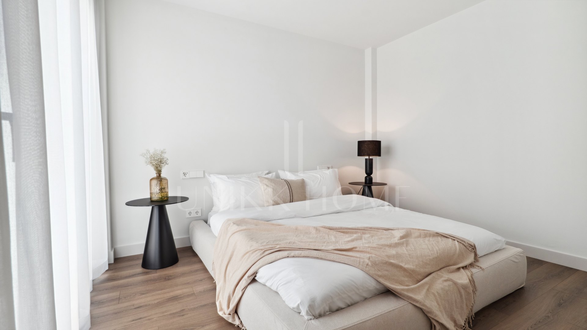 Bienvenido a Villa Lucalle, una obra maestra contemporánea situada en los pintorescos jardines de Los Naranjos Hill Club en La Cerquilla, Nueva Andalucía.