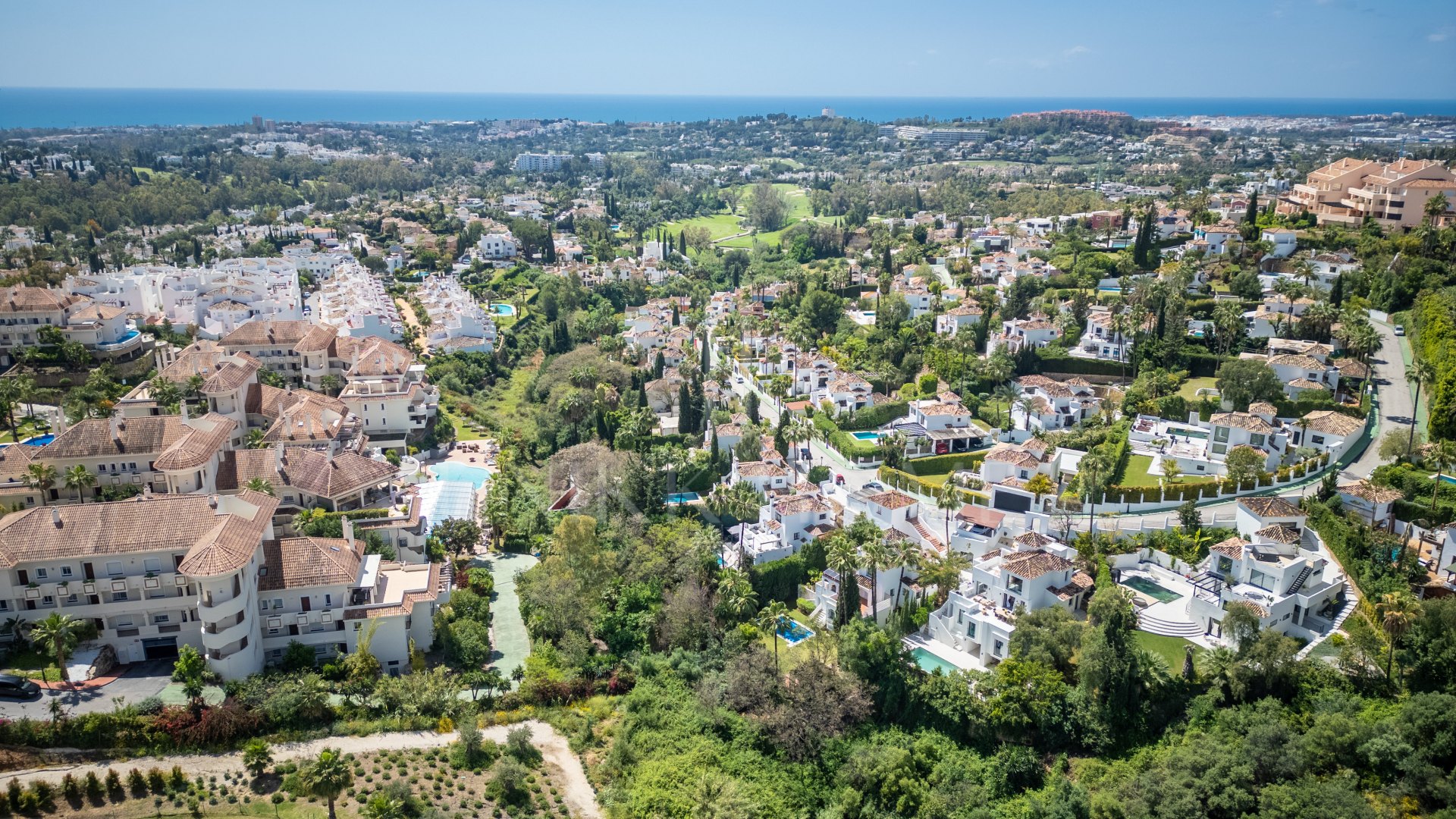 Bienvenido a Villa Lucalle, una obra maestra contemporánea situada en los pintorescos jardines de Los Naranjos Hill Club en La Cerquilla, Nueva Andalucía.
