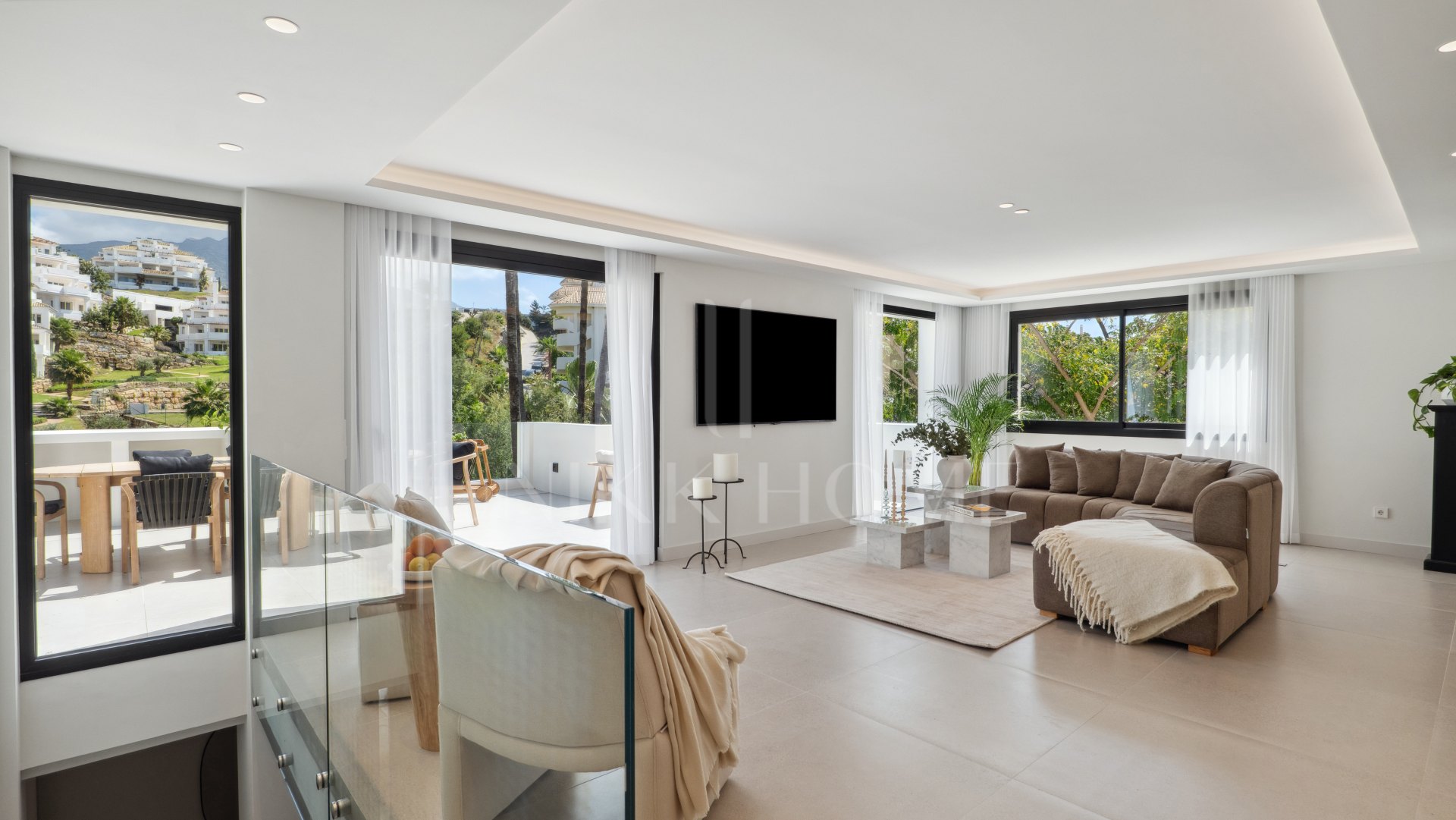 Bienvenido a Villa Lucalle, una obra maestra contemporánea situada en los pintorescos jardines de Los Naranjos Hill Club en La Cerquilla, Nueva Andalucía.