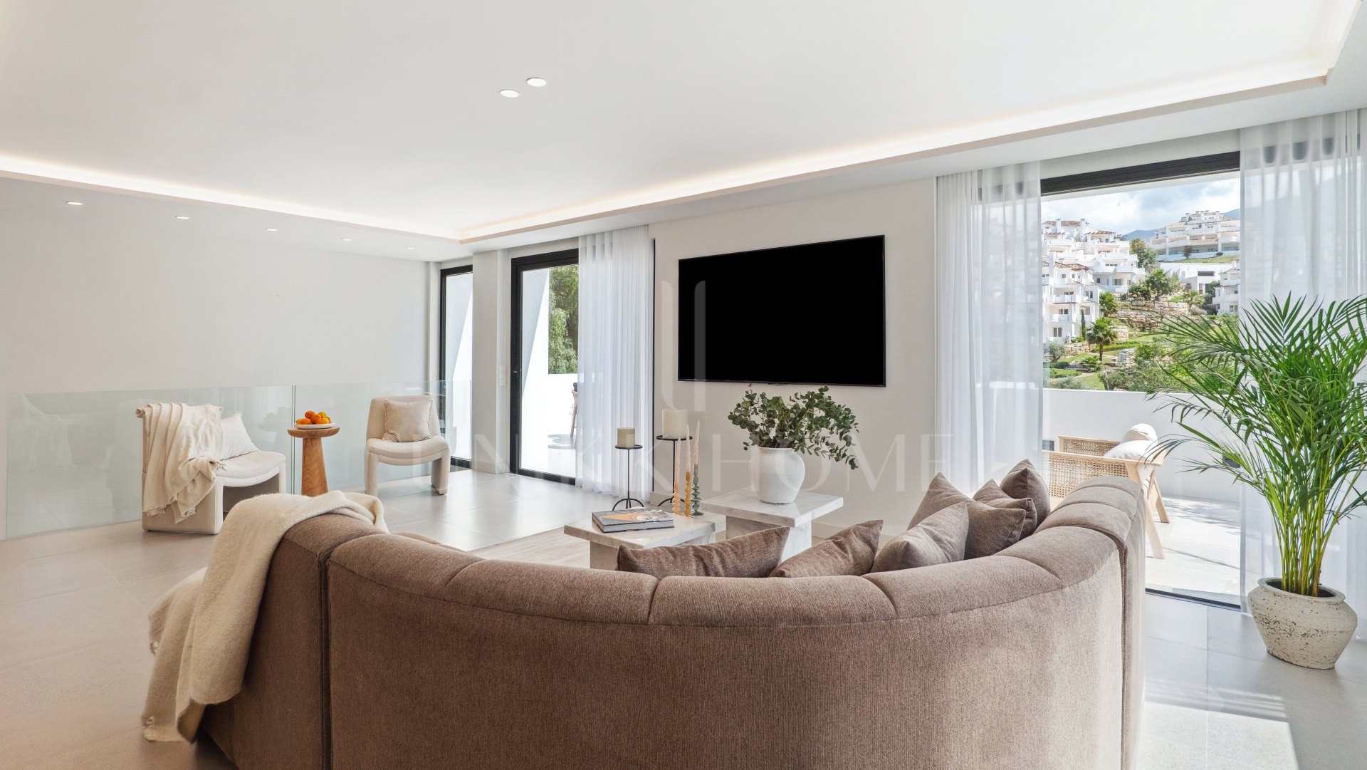 Bienvenido a Villa Lucalle, una obra maestra contemporánea situada en los pintorescos jardines de Los Naranjos Hill Club en La Cerquilla, Nueva Andalucía.