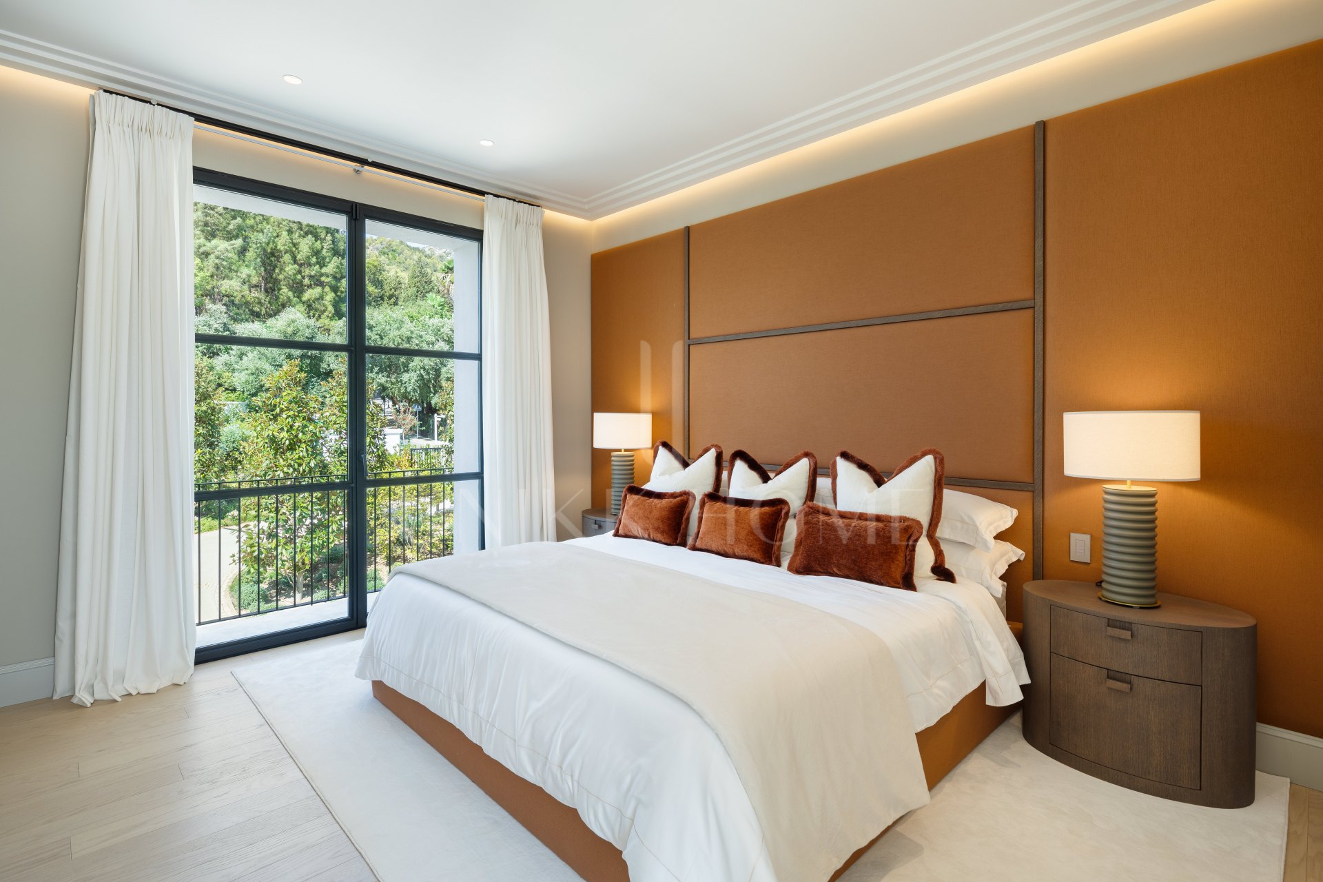 Casa Angelico en Cascada de Camoján ofrece una elegancia atemporal, vistas panorámicas al Mediterráneo y lujo en el enclave más exclusivo de Marbella.