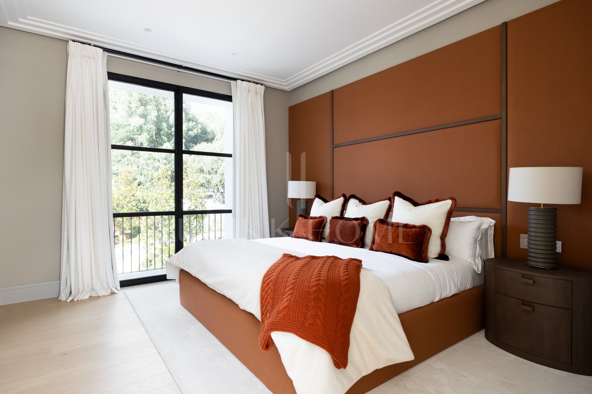 Casa Angelico en Cascada de Camoján ofrece una elegancia atemporal, vistas panorámicas al Mediterráneo y lujo en el enclave más exclusivo de Marbella.