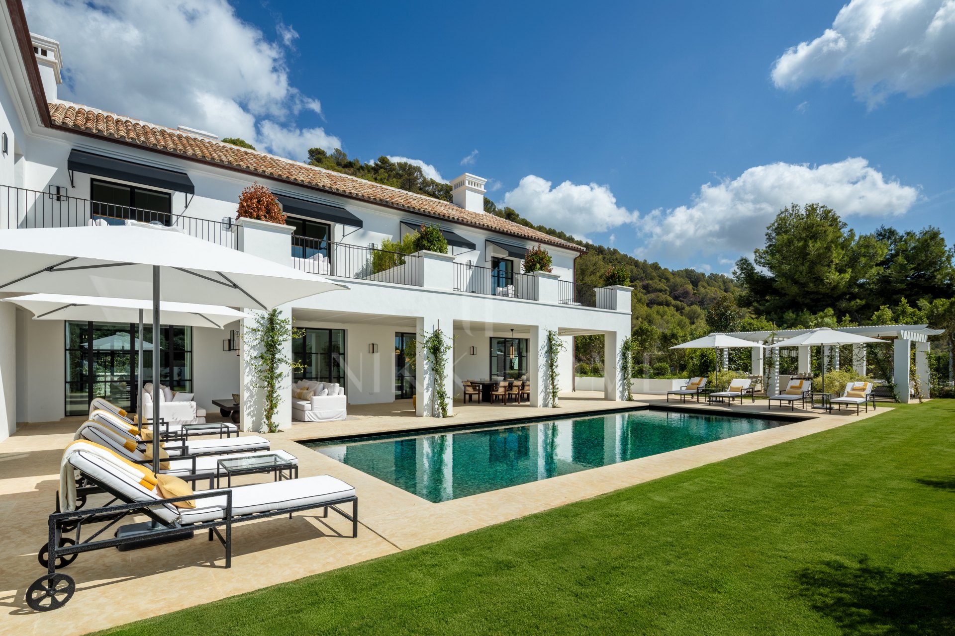 Casa Angelico en Cascada de Camoján ofrece una elegancia atemporal, vistas panorámicas al Mediterráneo y lujo en el enclave más exclusivo de Marbella.