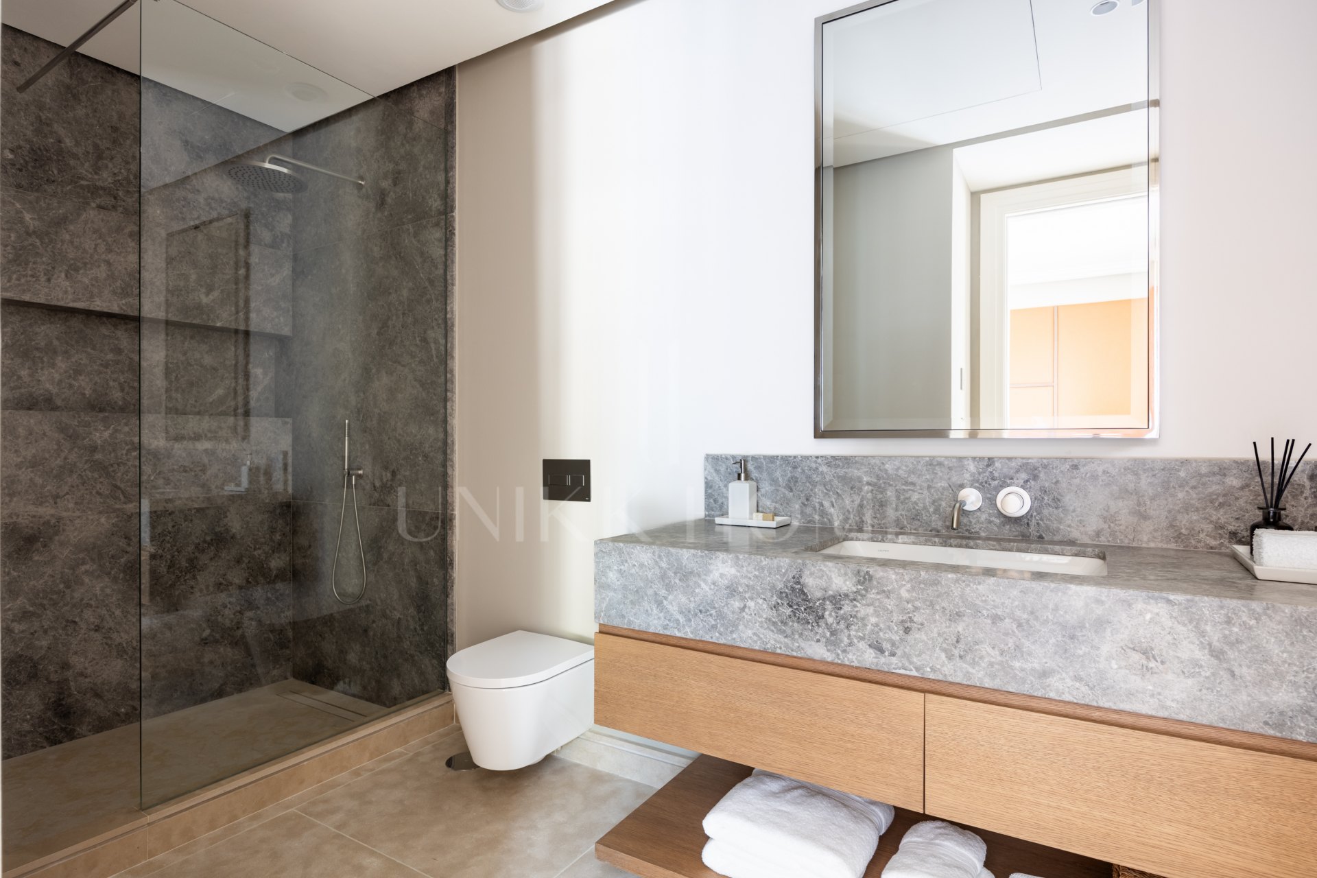 Casa Angelico en Cascada de Camoján ofrece una elegancia atemporal, vistas panorámicas al Mediterráneo y lujo en el enclave más exclusivo de Marbella.