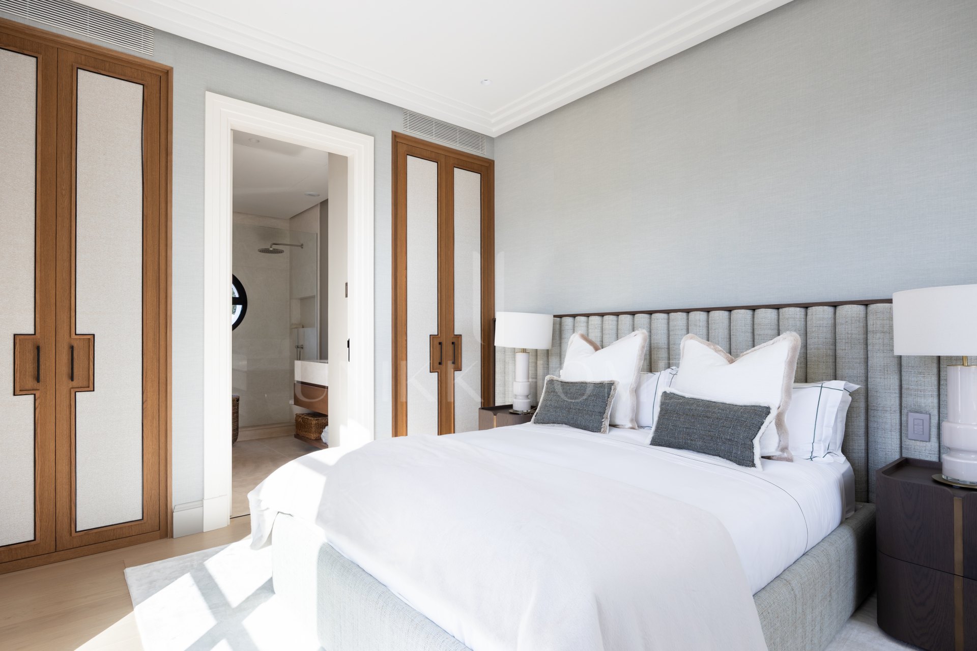 Casa Angelico en Cascada de Camoján ofrece una elegancia atemporal, vistas panorámicas al Mediterráneo y lujo en el enclave más exclusivo de Marbella.