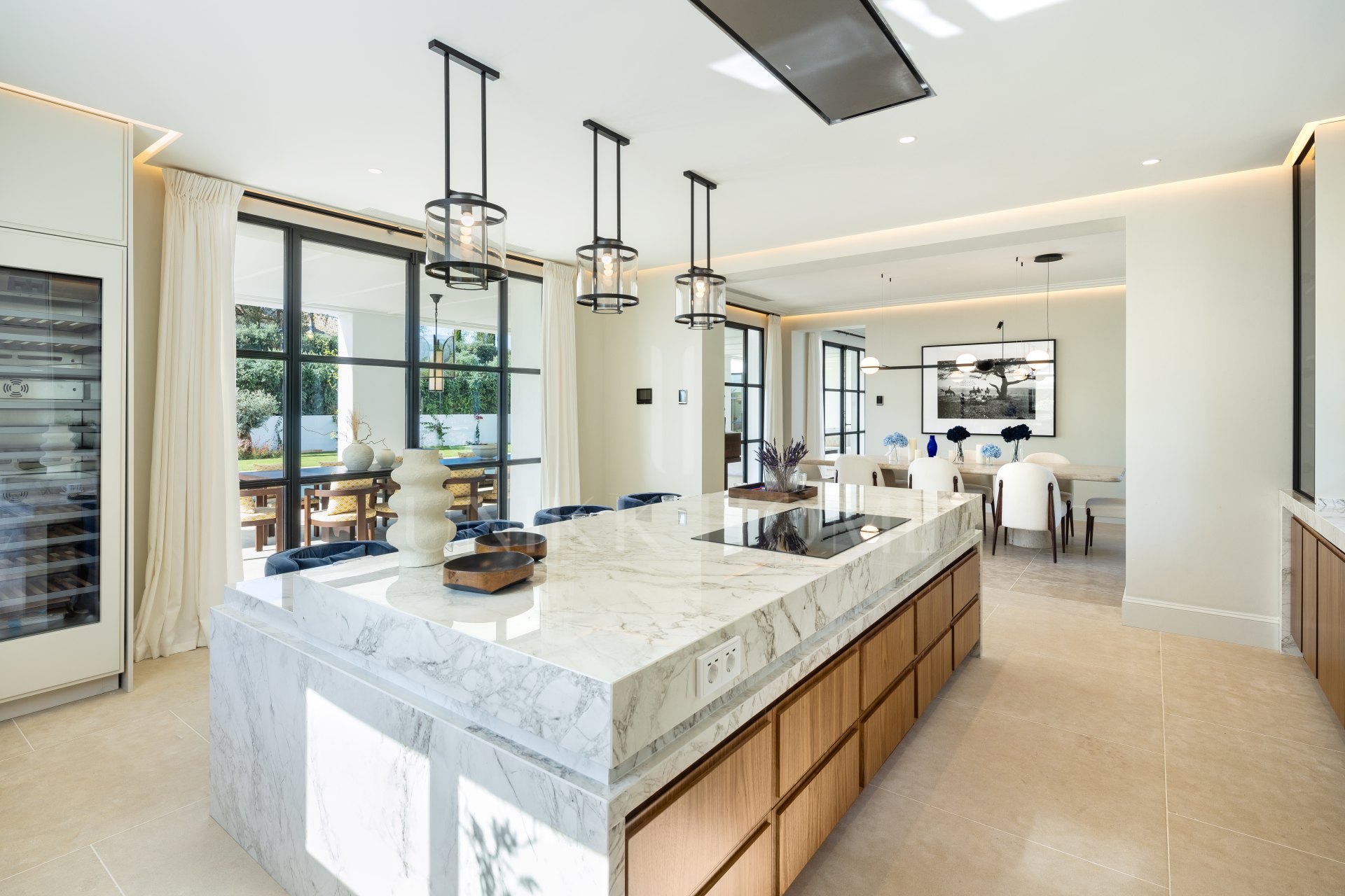 Casa Angelico en Cascada de Camoján ofrece una elegancia atemporal, vistas panorámicas al Mediterráneo y lujo en el enclave más exclusivo de Marbella.