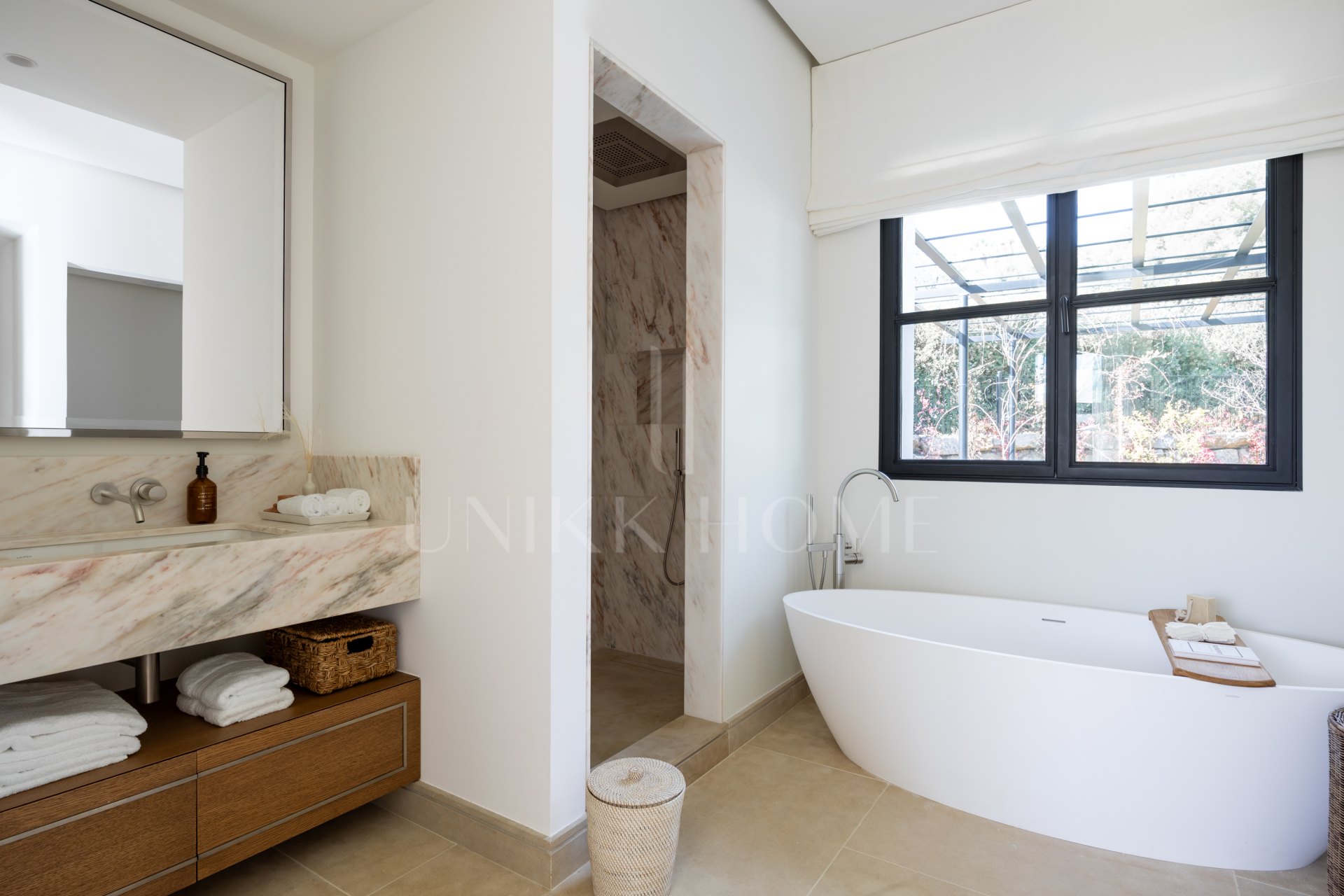 Casa Angelico en Cascada de Camoján ofrece una elegancia atemporal, vistas panorámicas al Mediterráneo y lujo en el enclave más exclusivo de Marbella.