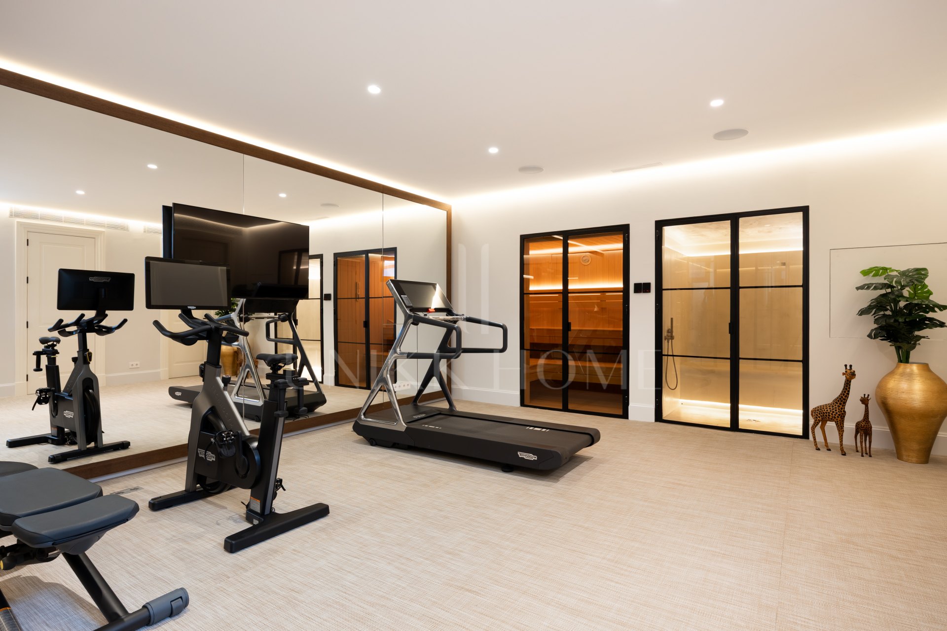 Casa Angelico en Cascada de Camoján ofrece una elegancia atemporal, vistas panorámicas al Mediterráneo y lujo en el enclave más exclusivo de Marbella.