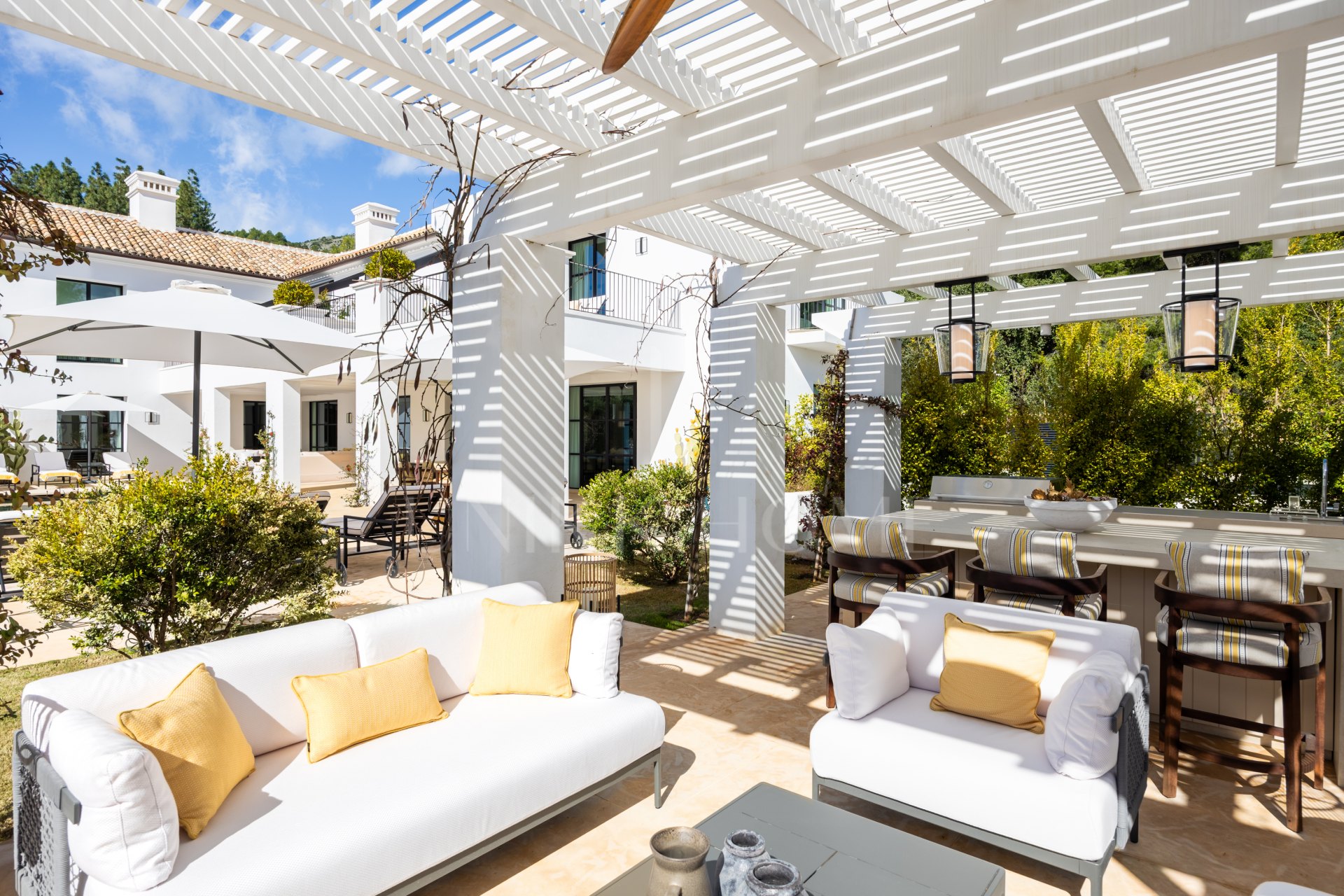 Casa Angelico en Cascada de Camoján ofrece una elegancia atemporal, vistas panorámicas al Mediterráneo y lujo en el enclave más exclusivo de Marbella.