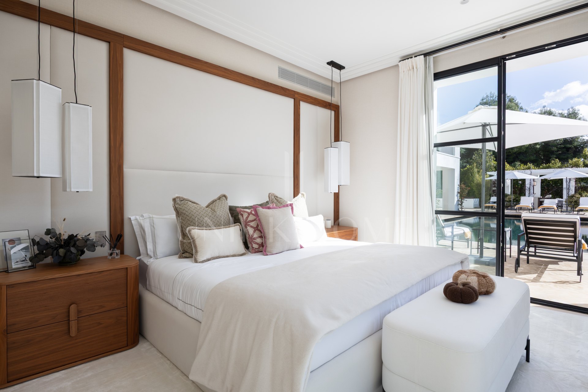 Casa Angelico en Cascada de Camoján ofrece una elegancia atemporal, vistas panorámicas al Mediterráneo y lujo en el enclave más exclusivo de Marbella.