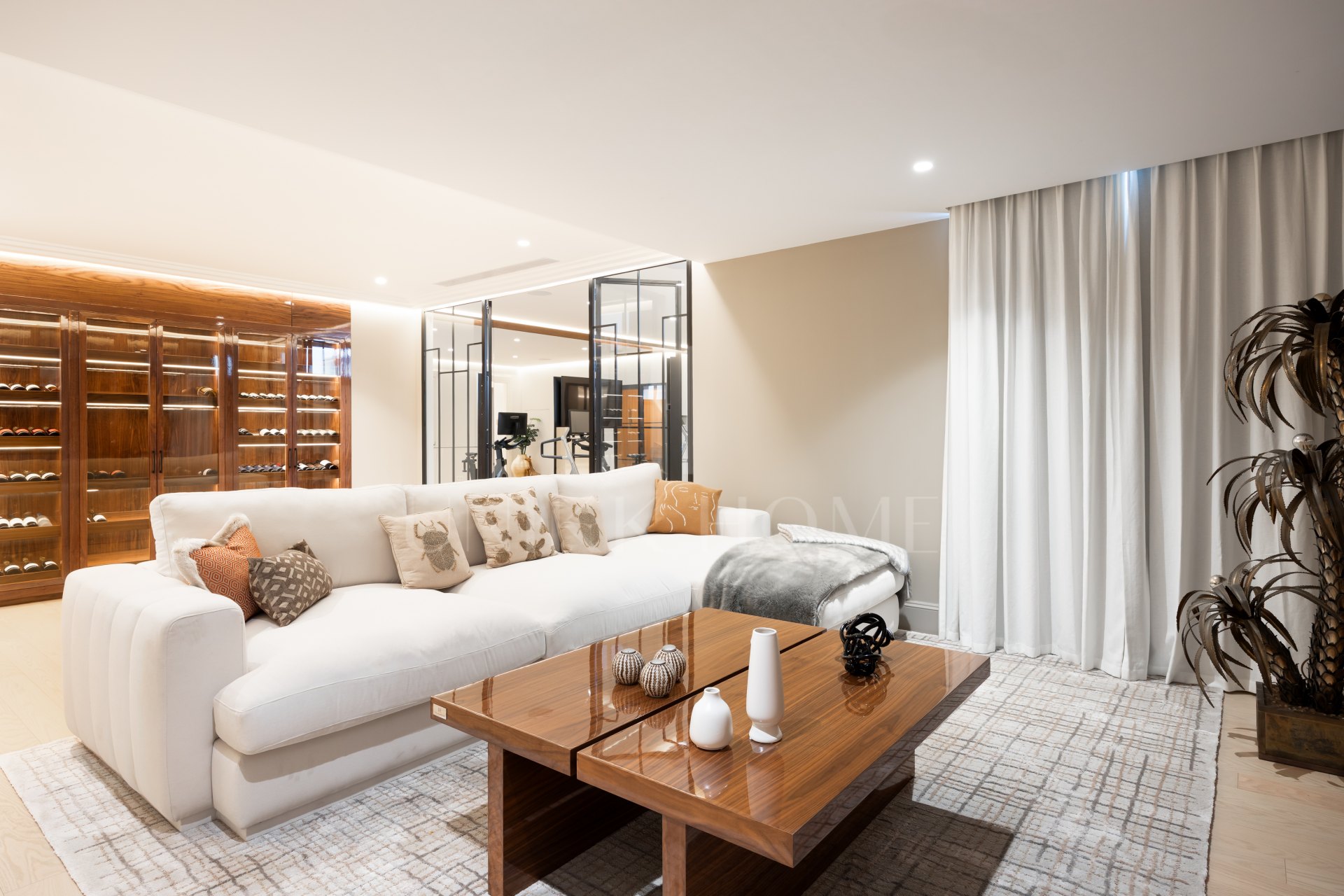 Casa Angelico en Cascada de Camoján ofrece una elegancia atemporal, vistas panorámicas al Mediterráneo y lujo en el enclave más exclusivo de Marbella.