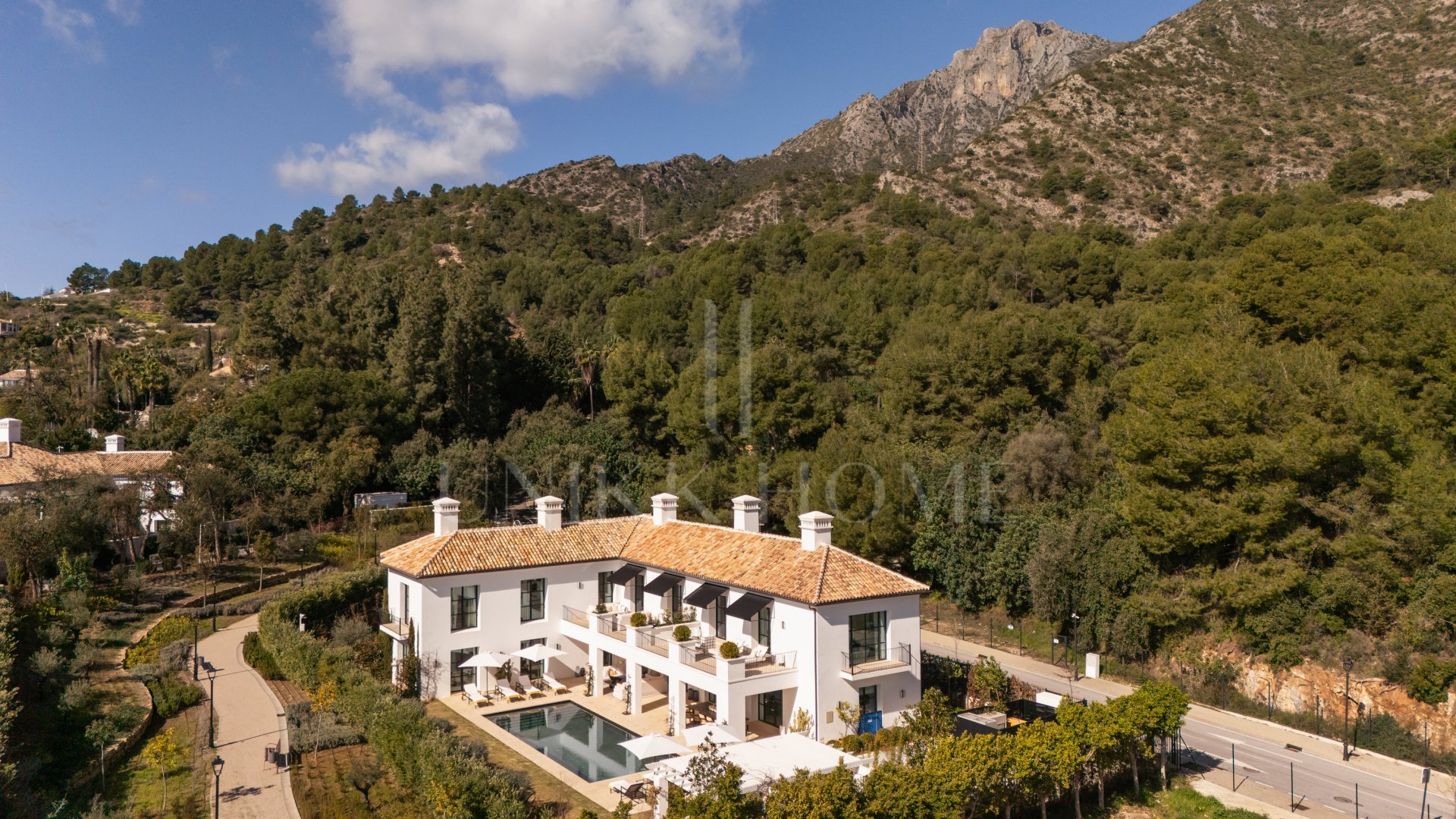Casa Angelico en Cascada de Camoján ofrece una elegancia atemporal, vistas panorámicas al Mediterráneo y lujo en el enclave más exclusivo de Marbella.