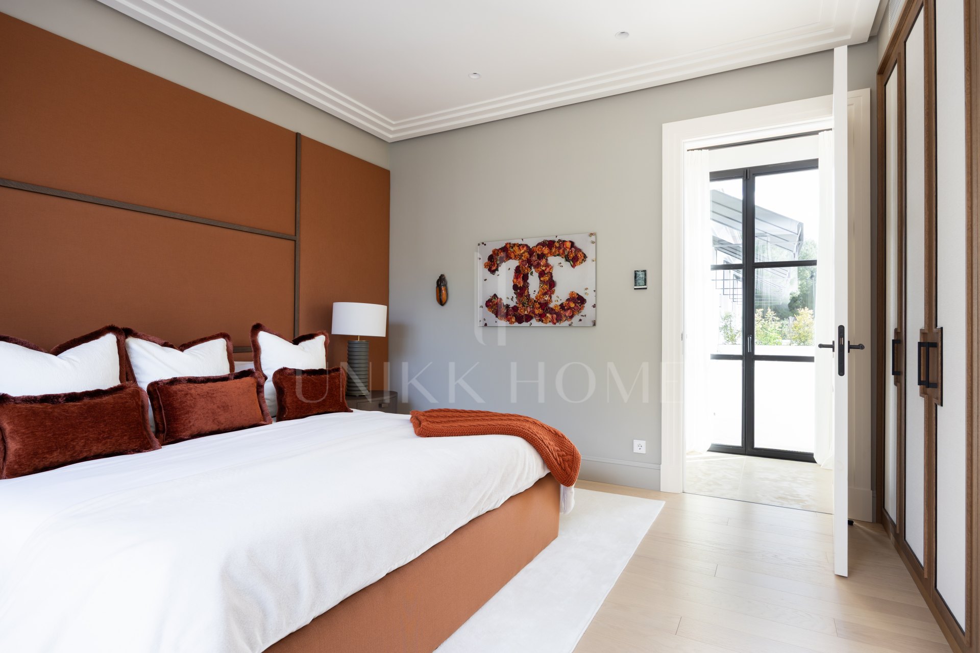 Casa Angelico en Cascada de Camoján ofrece una elegancia atemporal, vistas panorámicas al Mediterráneo y lujo en el enclave más exclusivo de Marbella.