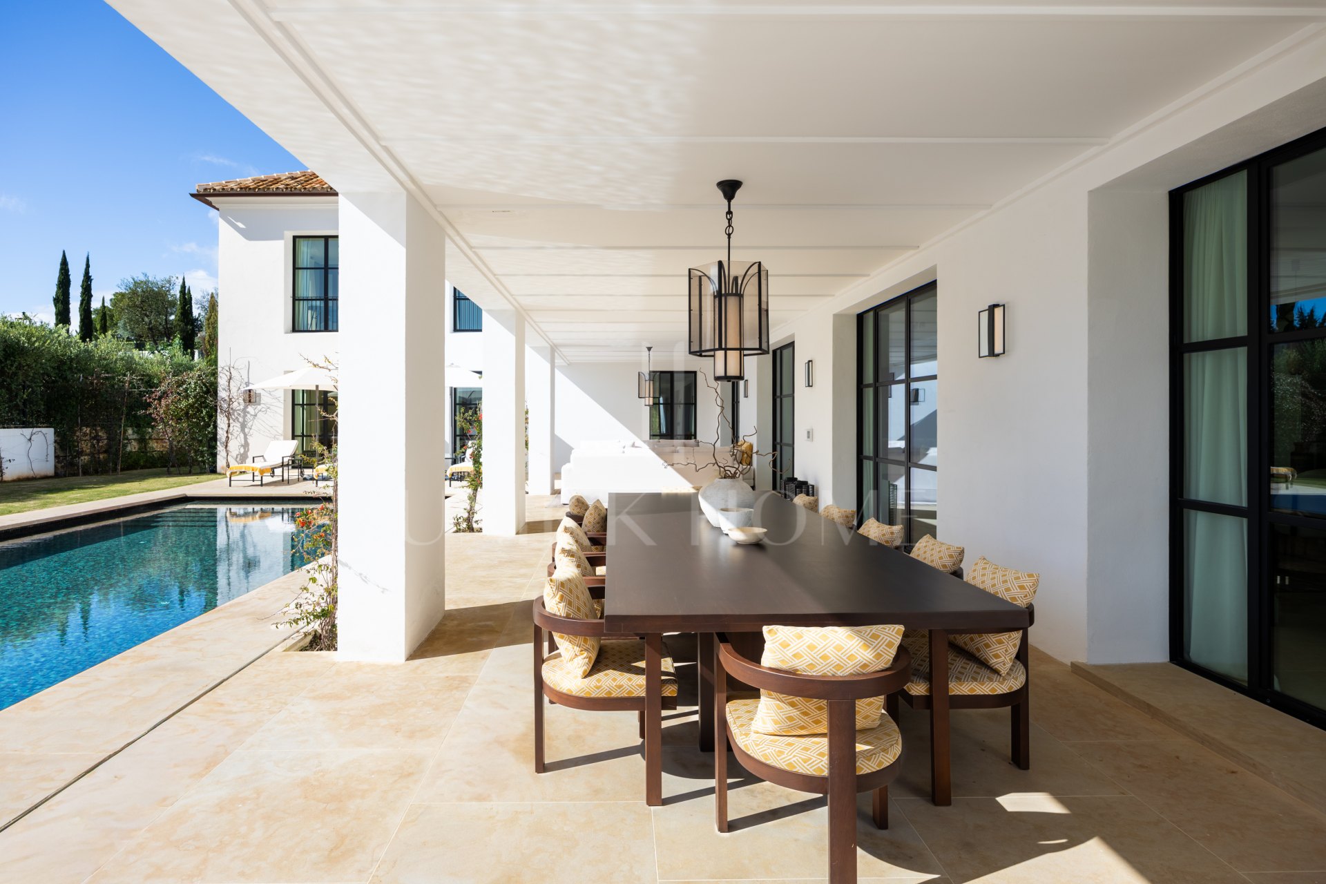 Casa Angelico en Cascada de Camoján ofrece una elegancia atemporal, vistas panorámicas al Mediterráneo y lujo en el enclave más exclusivo de Marbella.