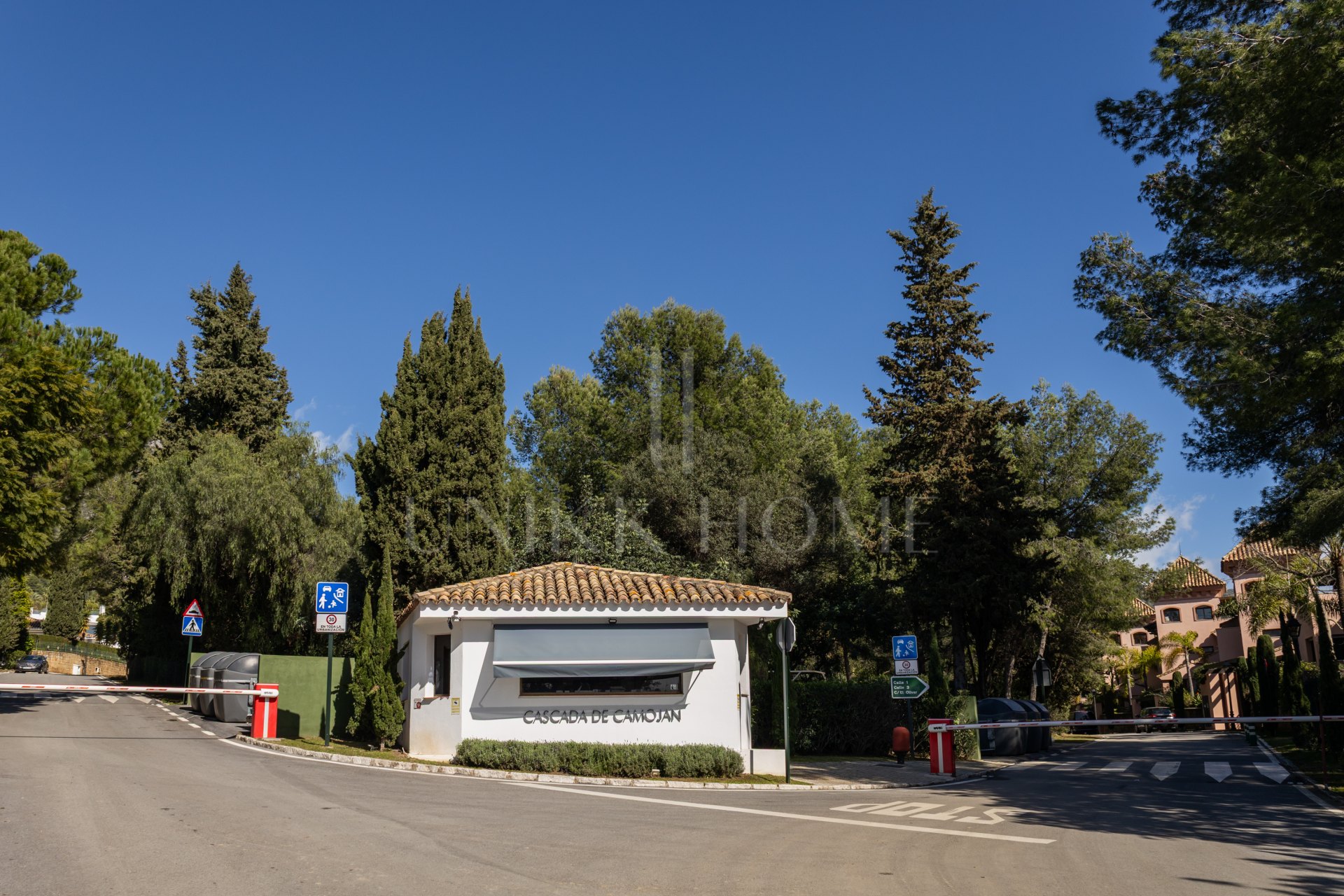 Casa Angelico en Cascada de Camoján ofrece una elegancia atemporal, vistas panorámicas al Mediterráneo y lujo en el enclave más exclusivo de Marbella.