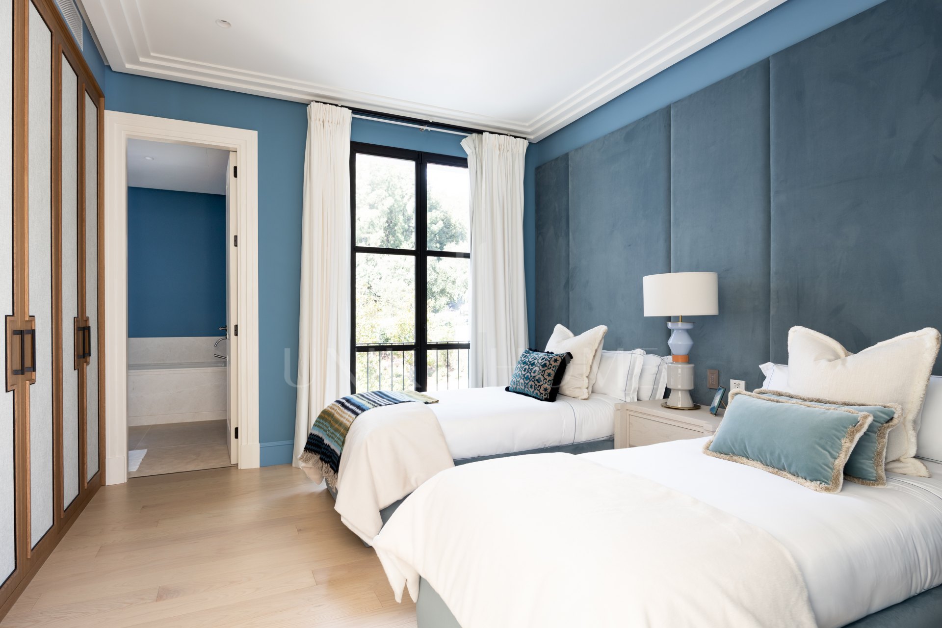 Casa Angelico en Cascada de Camoján ofrece una elegancia atemporal, vistas panorámicas al Mediterráneo y lujo en el enclave más exclusivo de Marbella.