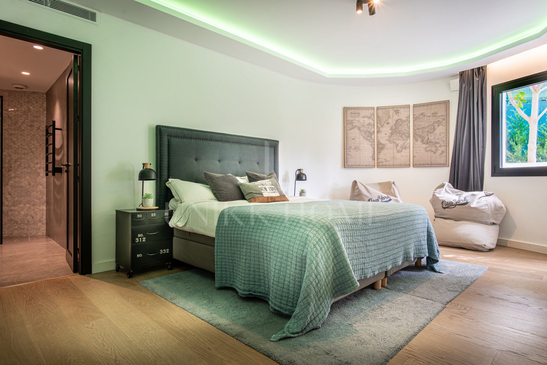 Modern 5-bedroom villa in La Quinta, Benahavís with sea, golf & mountain views, private pool, outdoor gym, and just 4 km from the beach