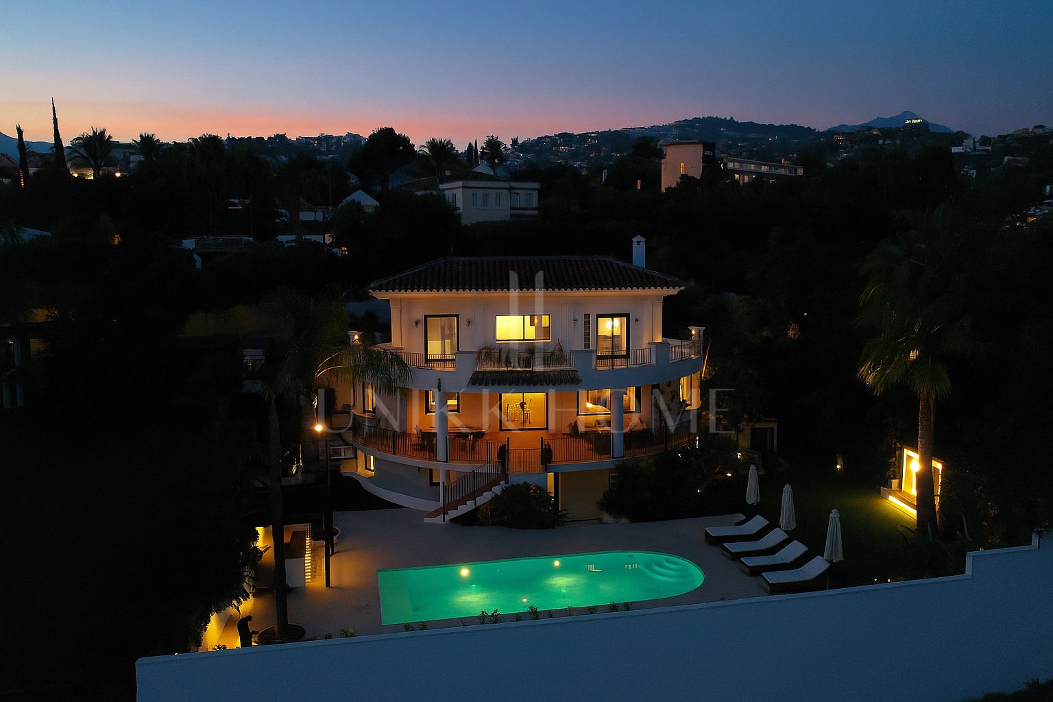 Modern 5-bedroom villa in La Quinta, Benahavís with sea, golf & mountain views, private pool, outdoor gym, and just 4 km from the beach