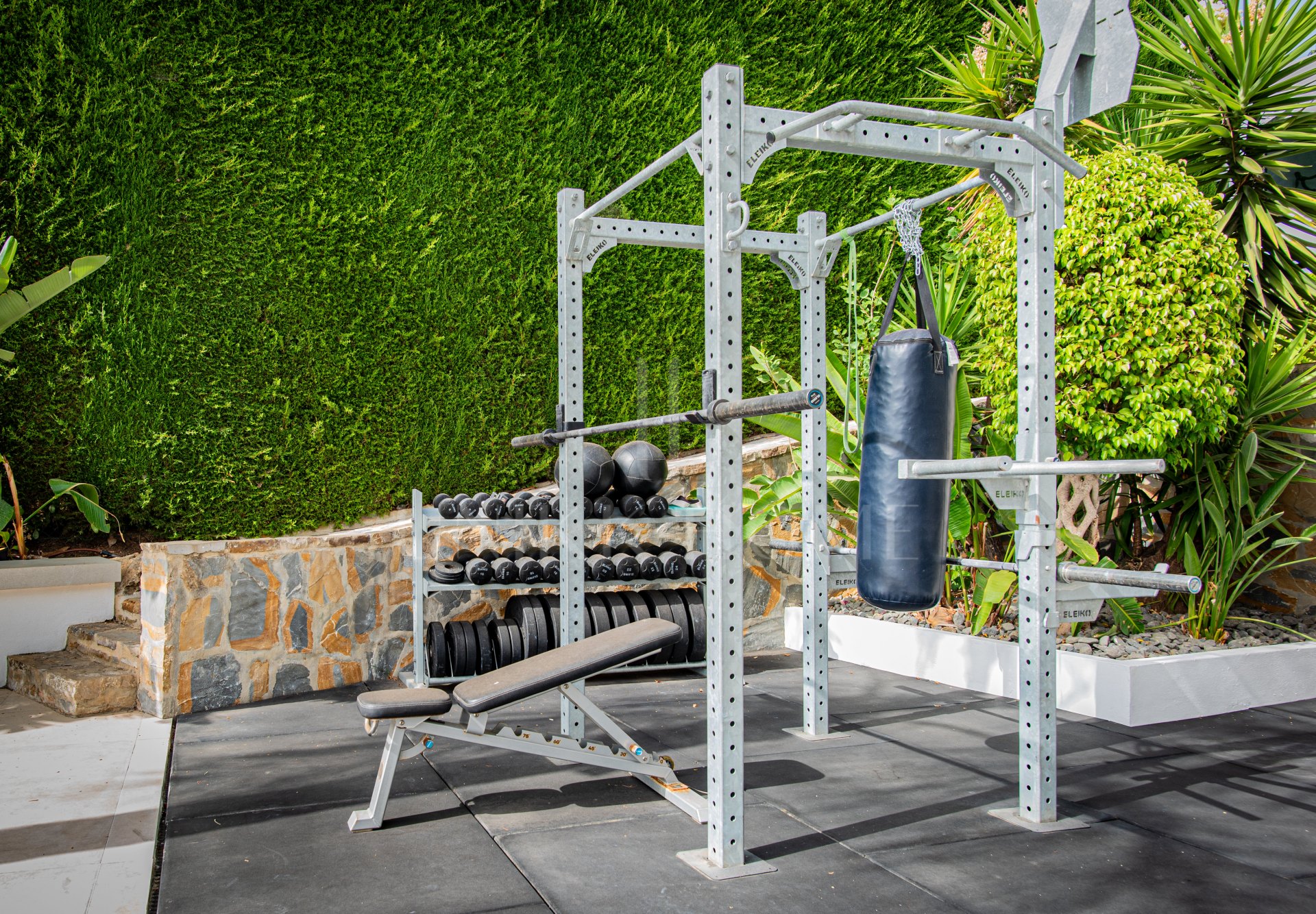 Modern 5-bedroom villa in La Quinta, Benahavís with sea, golf & mountain views, private pool, outdoor gym, and just 4 km from the beach