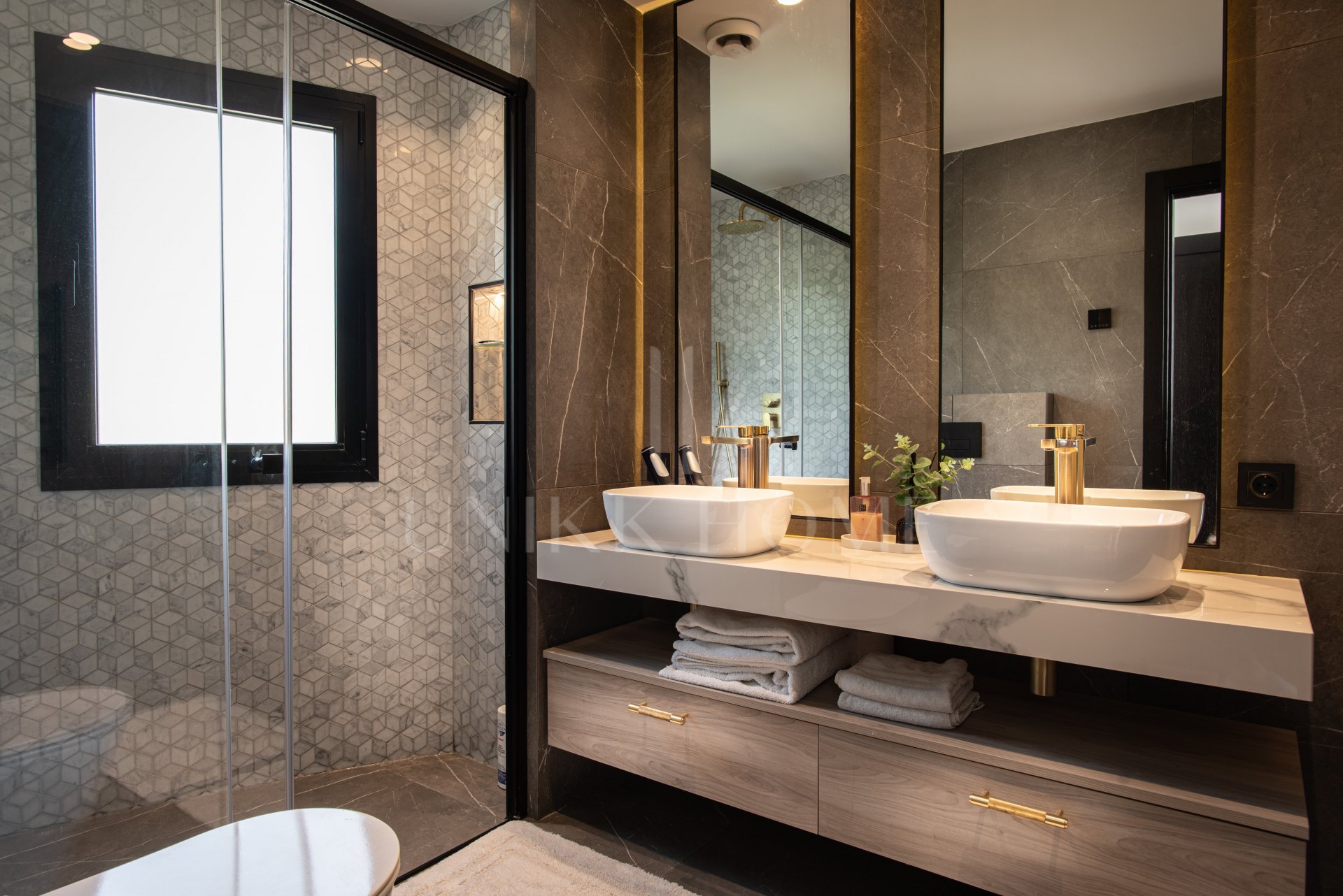 Modern 5-bedroom villa in La Quinta, Benahavís with sea, golf & mountain views, private pool, outdoor gym, and just 4 km from the beach