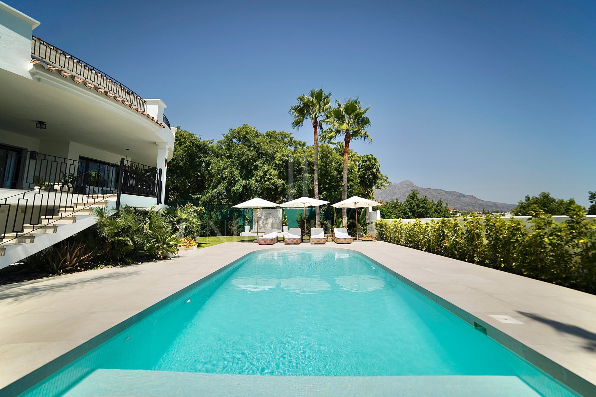 Modern 5-bedroom villa in La Quinta, Benahavís with sea, golf & mountain views, private pool, outdoor gym, and just 4 km from the beach