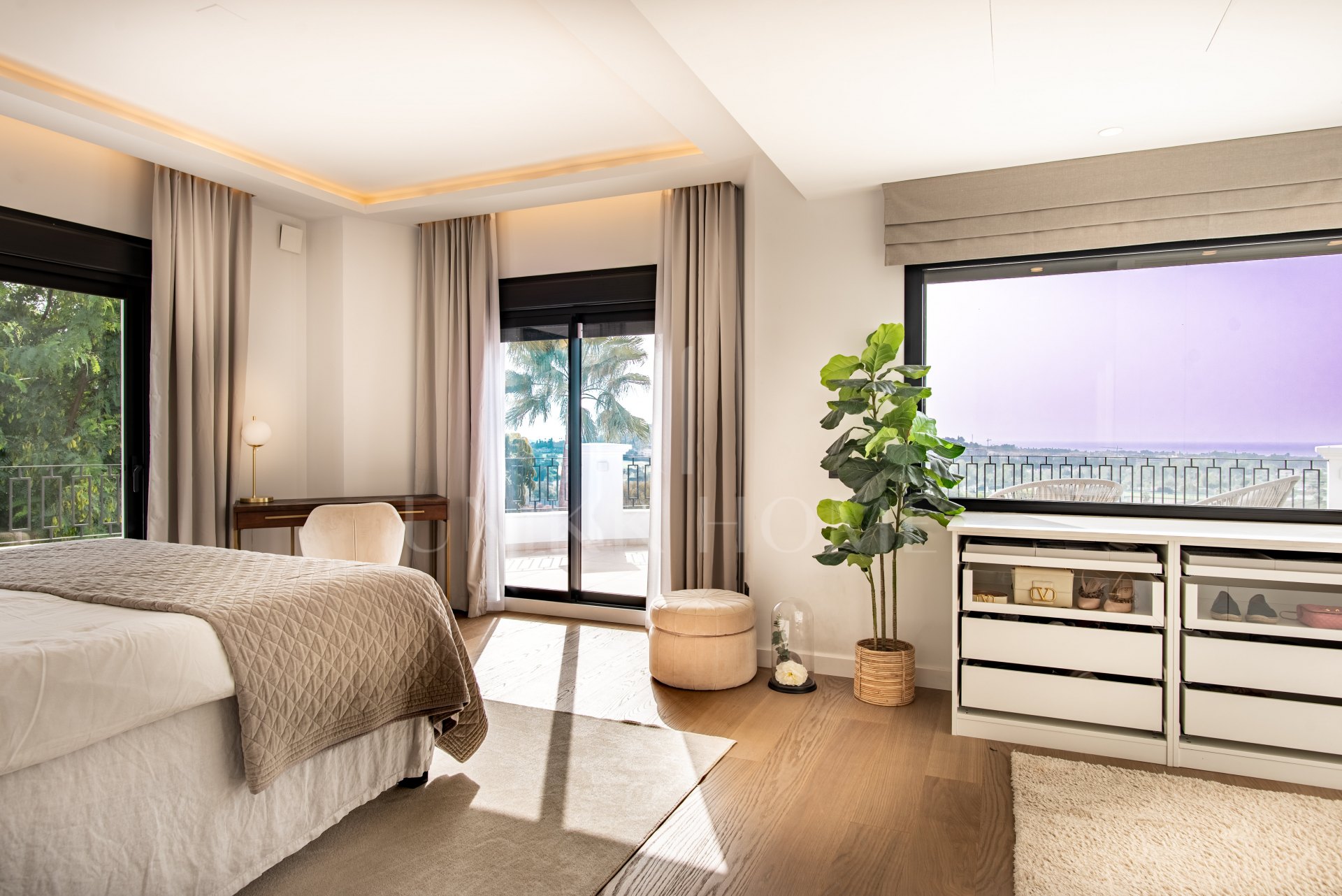 Modern 5-bedroom villa in La Quinta, Benahavís with sea, golf & mountain views, private pool, outdoor gym, and just 4 km from the beach