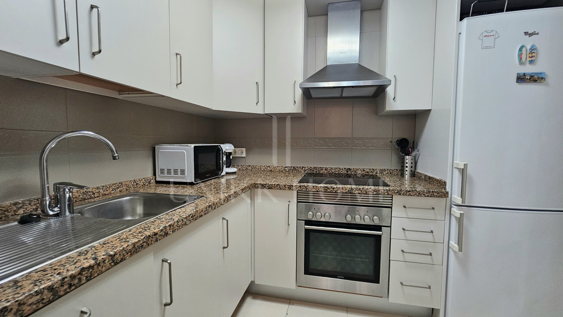 WITH TOURIST LICENCE — Raised ground-floor apartment in Coto Real with sea and golf views
