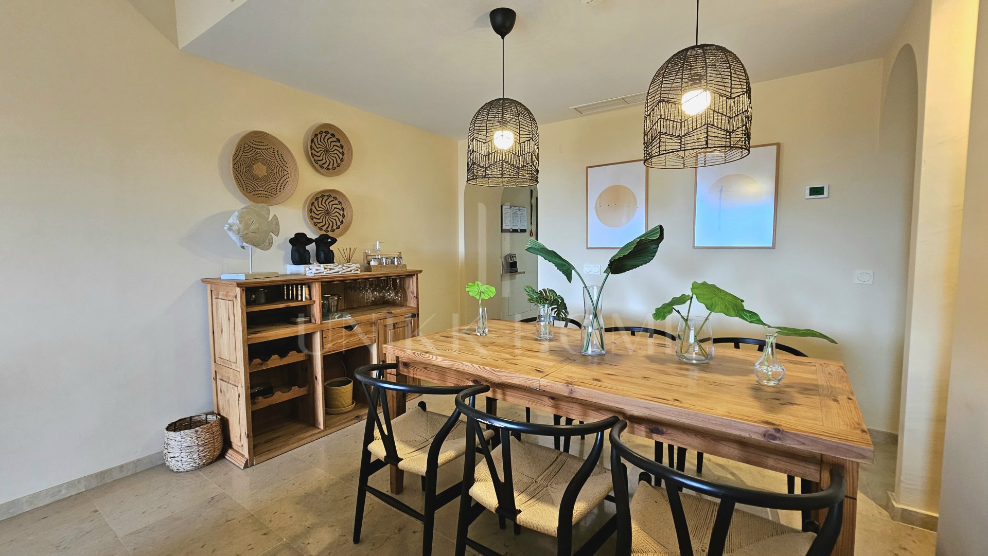 WITH TOURIST LICENCE — Raised ground-floor apartment in Coto Real with sea and golf views