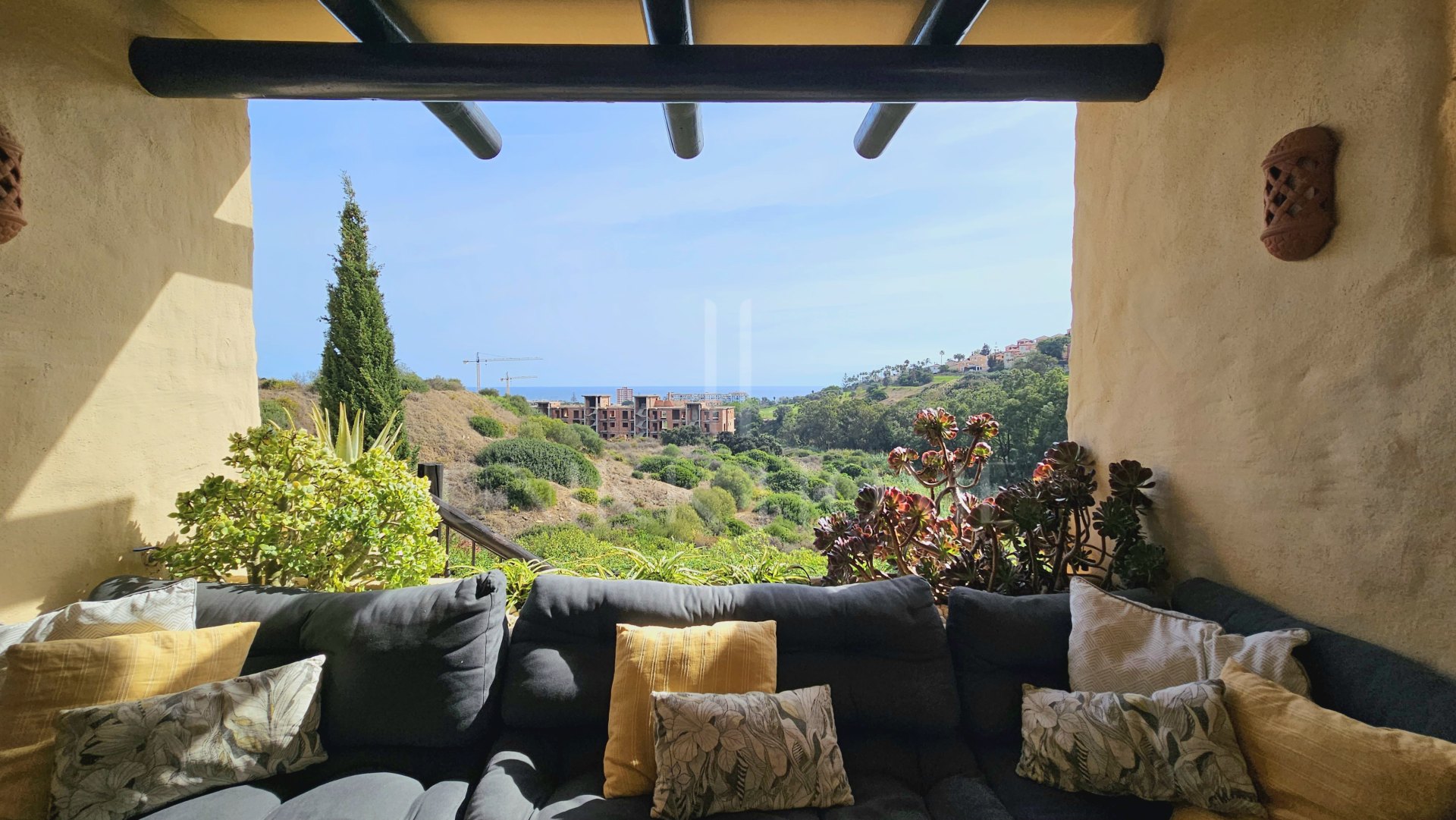 WITH TOURIST LICENCE — Raised ground-floor apartment in Coto Real with sea and golf views