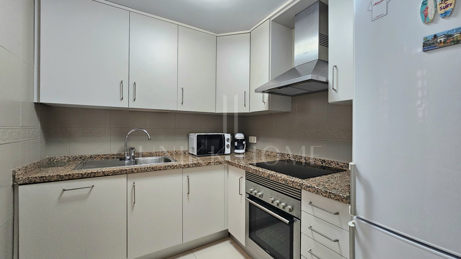 WITH TOURIST LICENCE — Raised ground-floor apartment in Coto Real with sea and golf views