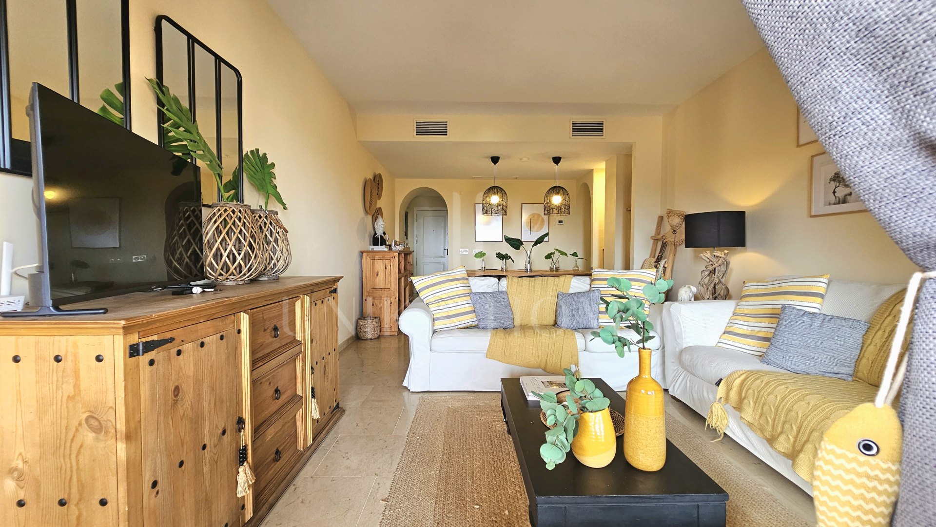 WITH TOURIST LICENCE — Raised ground-floor apartment in Coto Real with sea and golf views