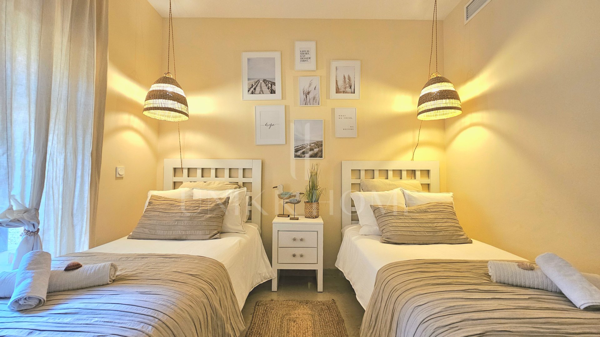 WITH TOURIST LICENCE — Raised ground-floor apartment in Coto Real with sea and golf views